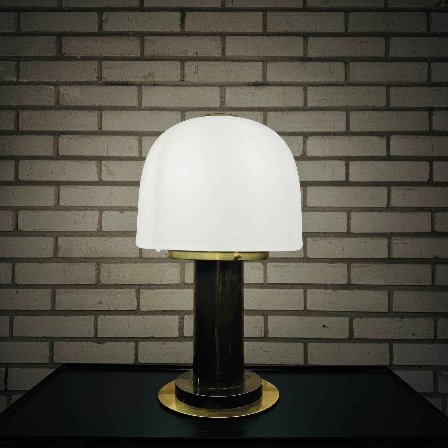 Stor bordslampa i glas o mässing från Limburg