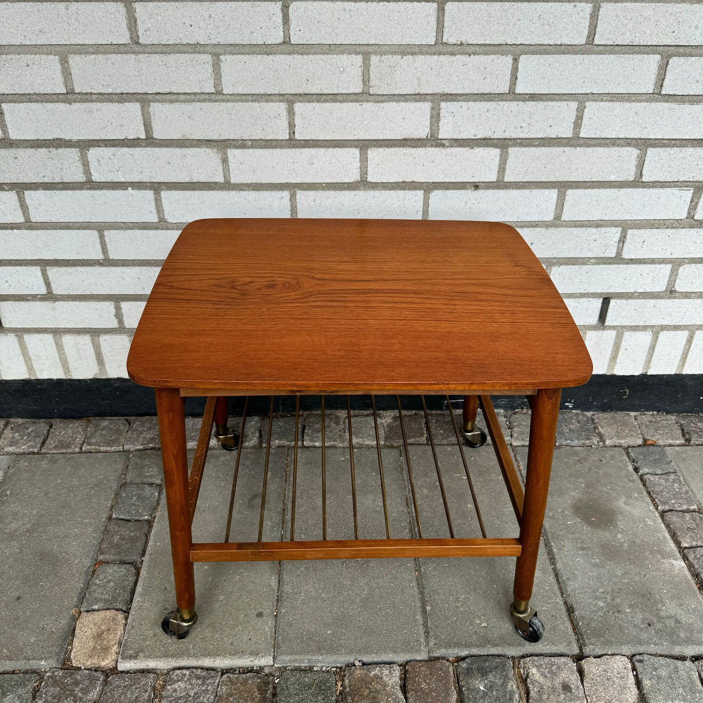 Sidetable with brass shelf