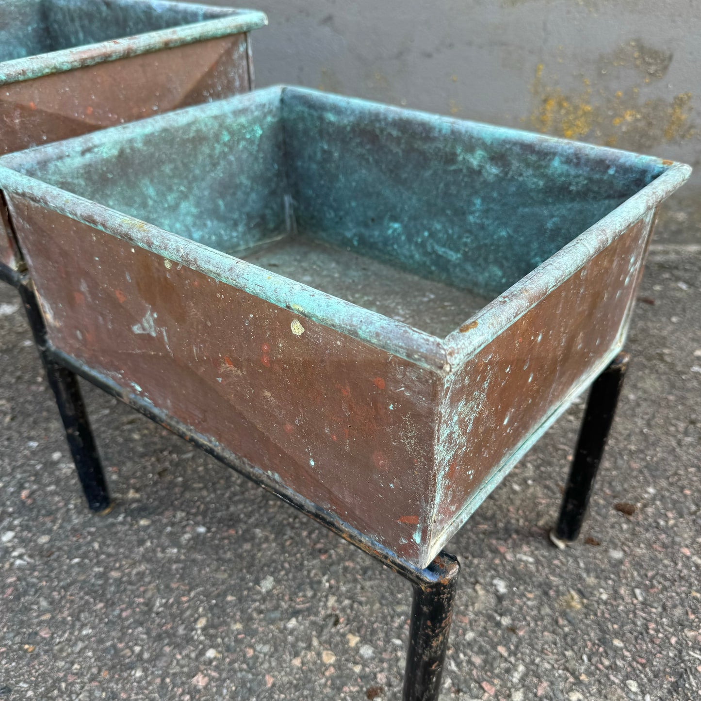 Flower table in copper and steel