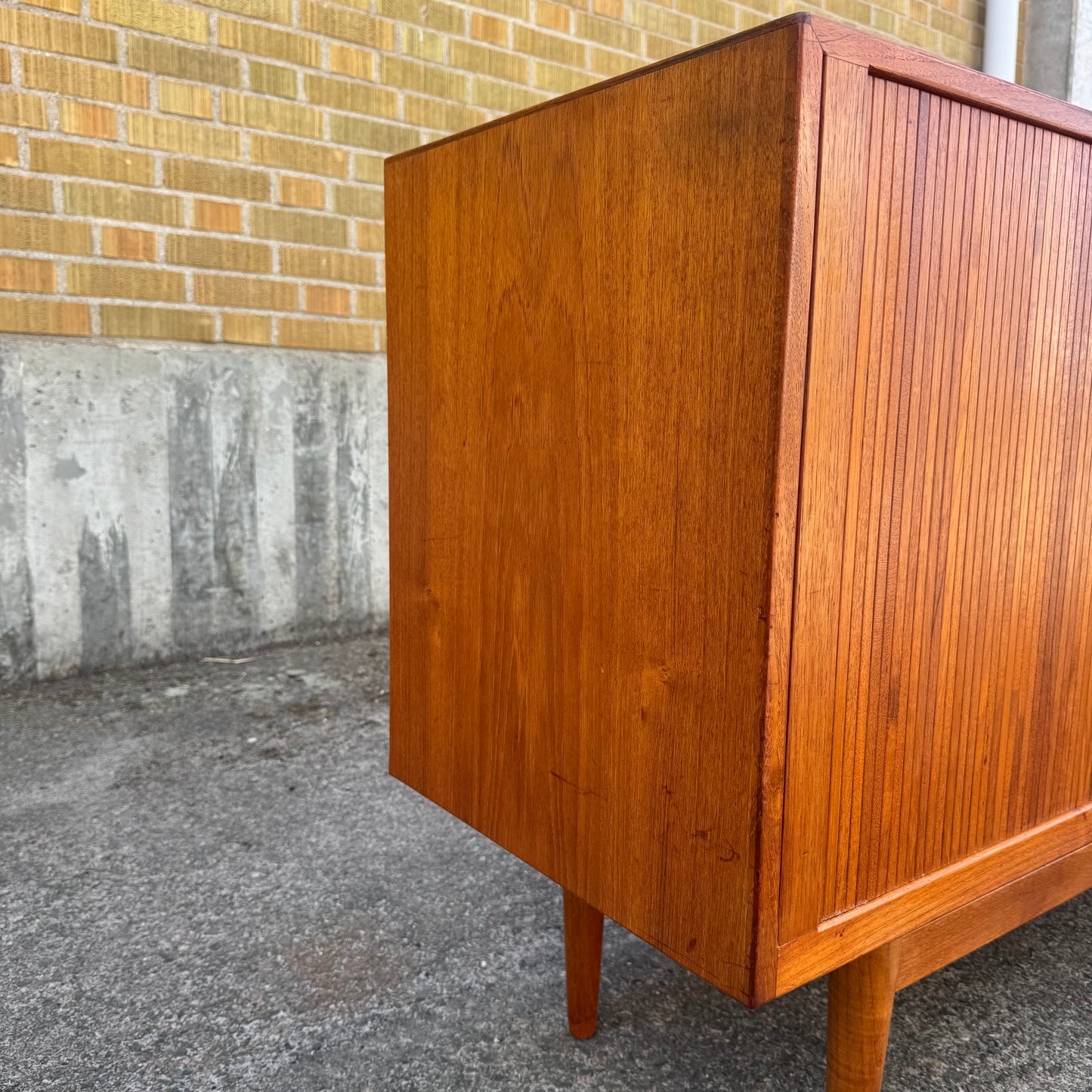 Sidebord i teak med julasidörrar