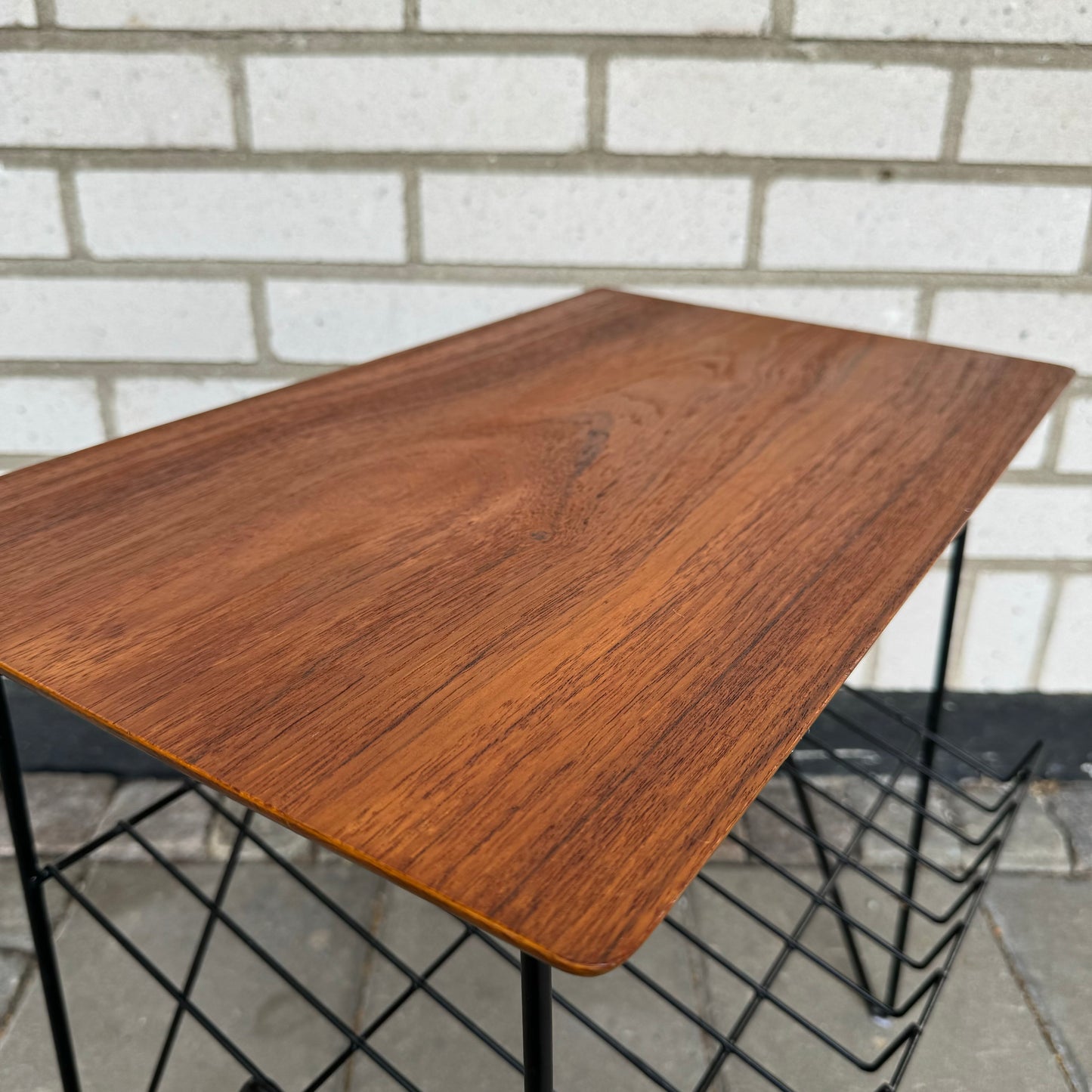 Side table with magazine rack