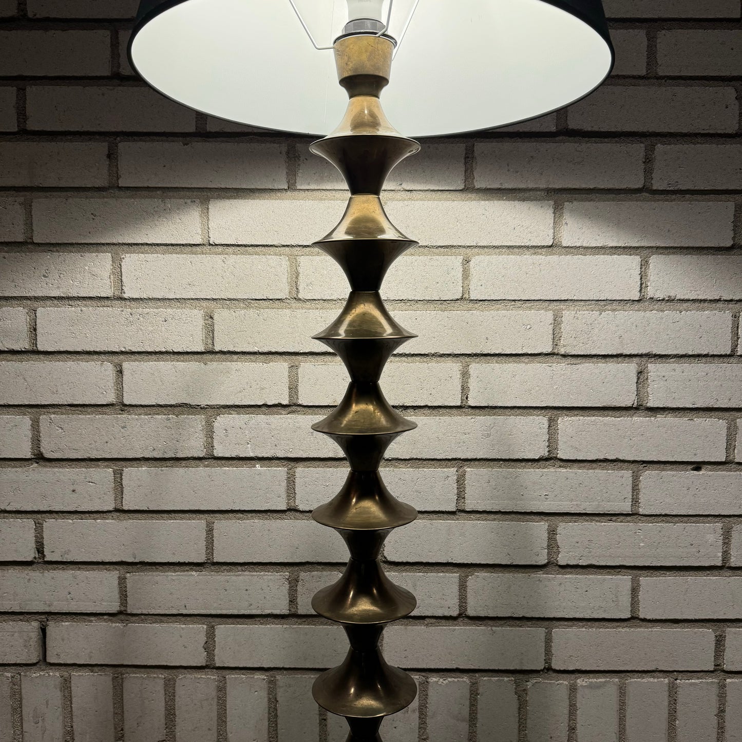 Golvlampa i mässing från Elite Ab