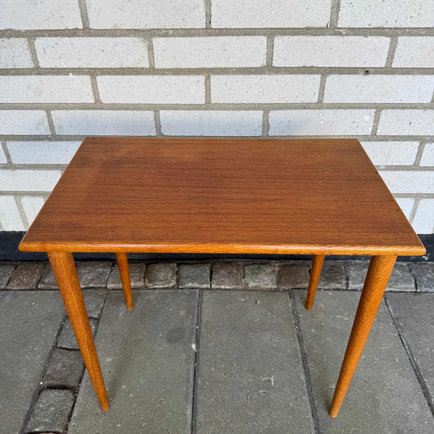 Sidobord i teak och ek