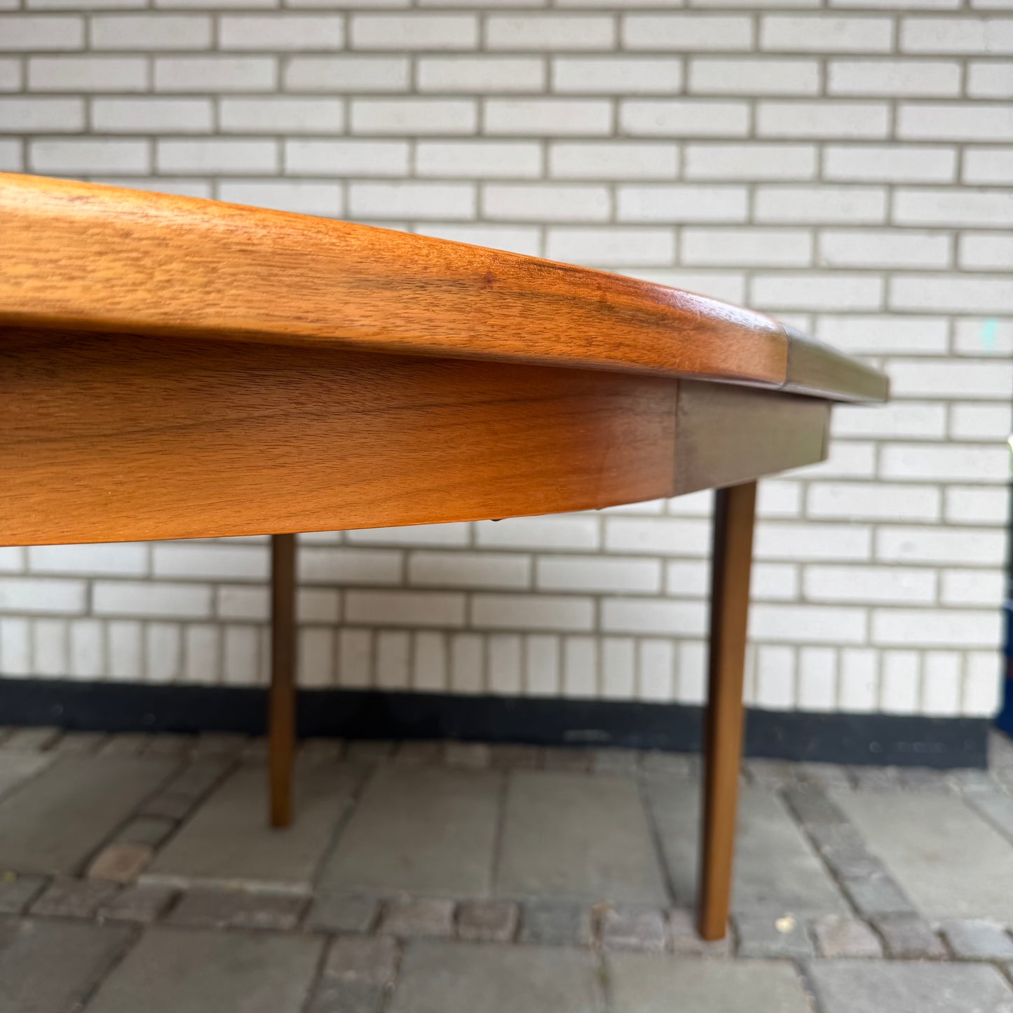 Runt matbord i valnöt