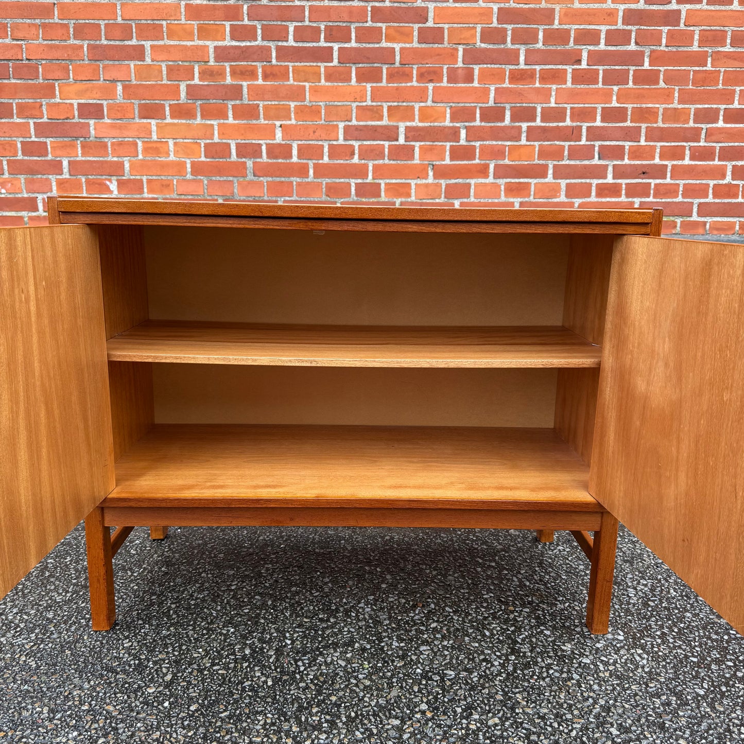 Nätt sidebord i teak