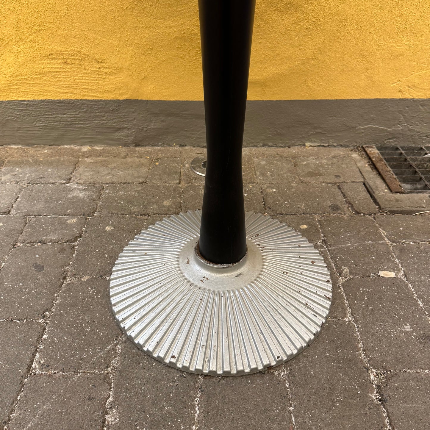 Runt matbord på pelarfot