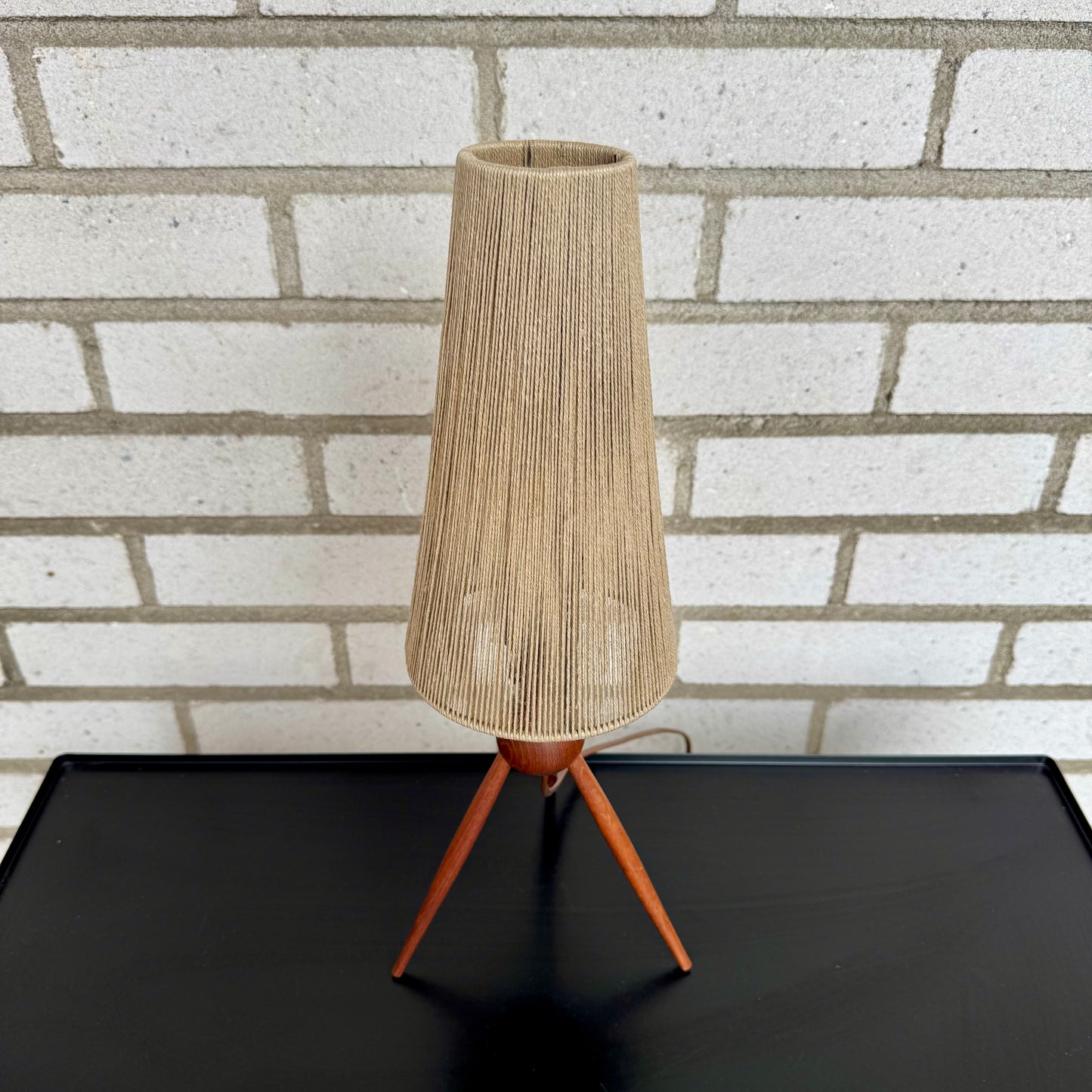 Nätt bordslampa i teak