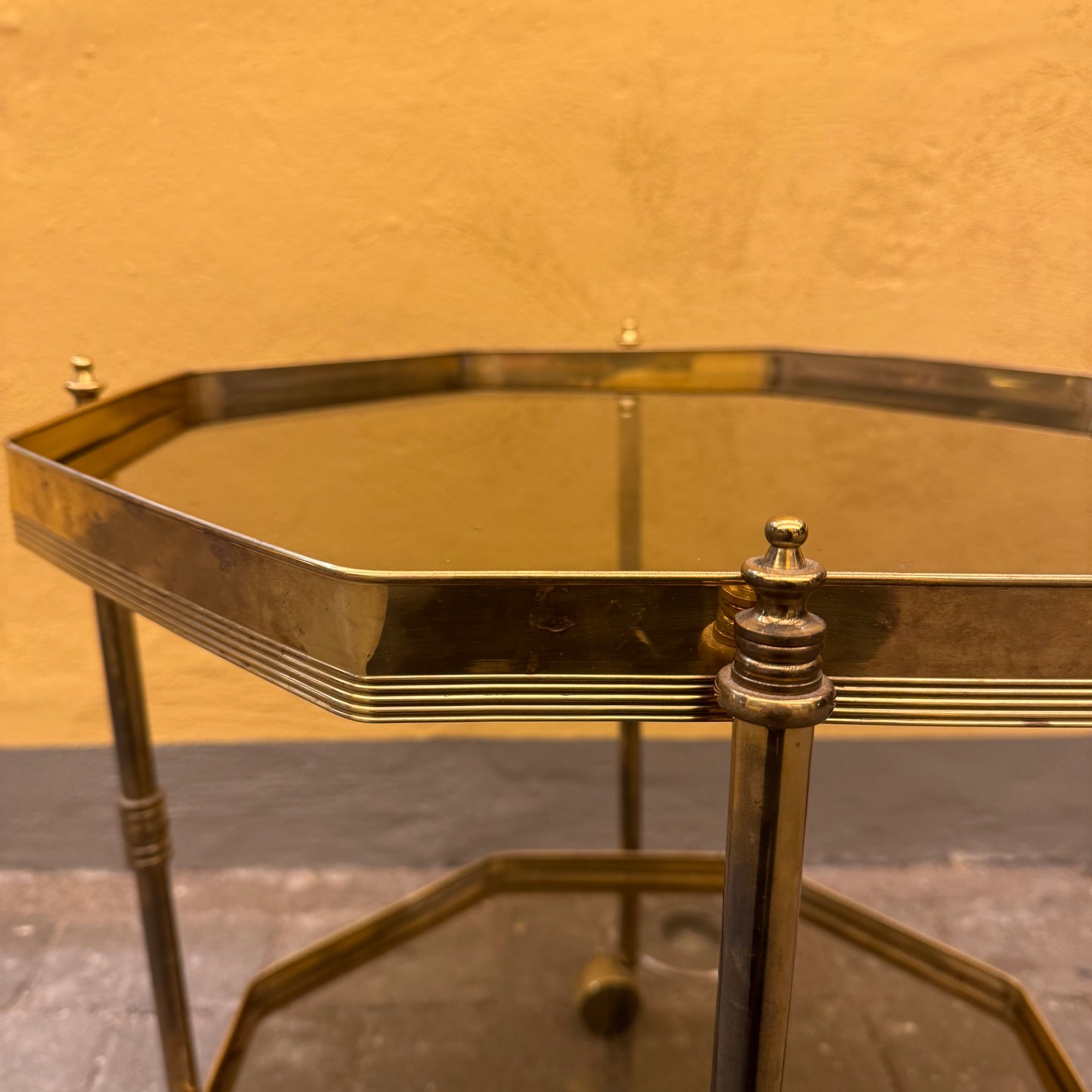 Mässingbord med rökfärgat glas