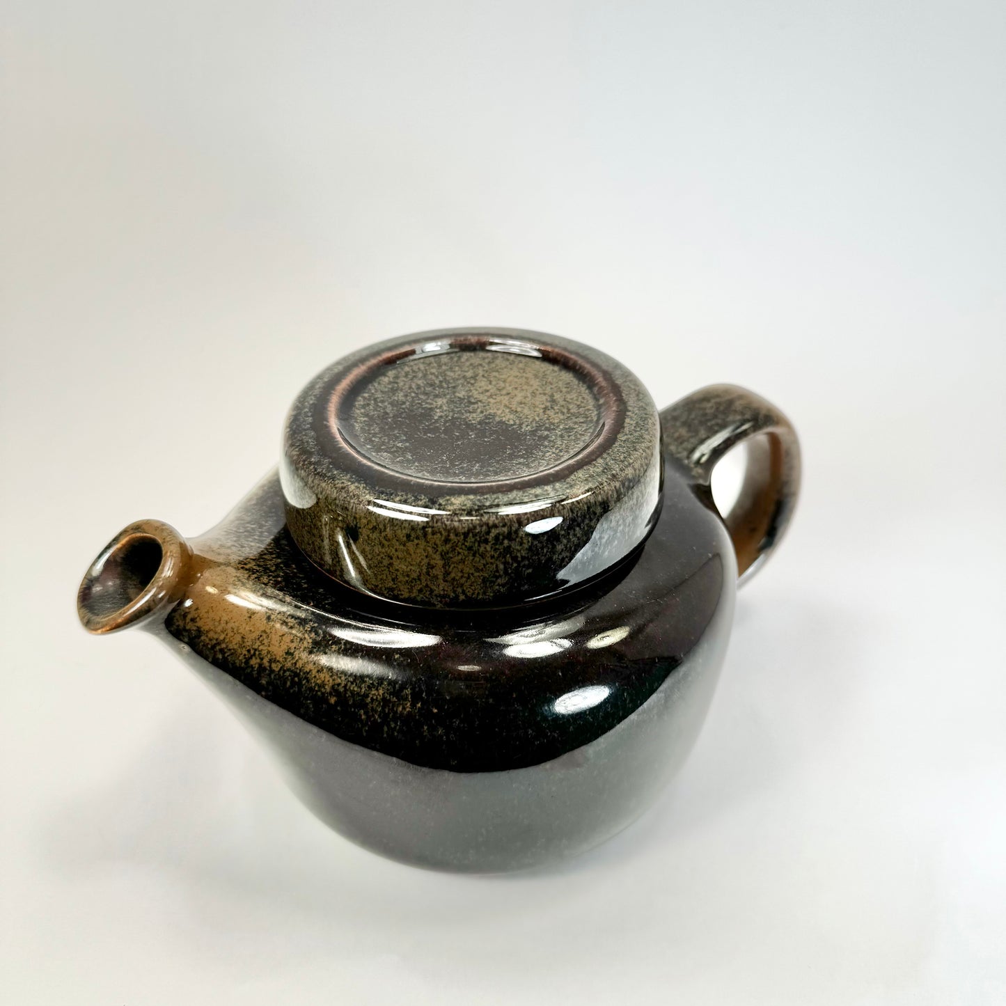 Tea pottle by Ulla Procopé