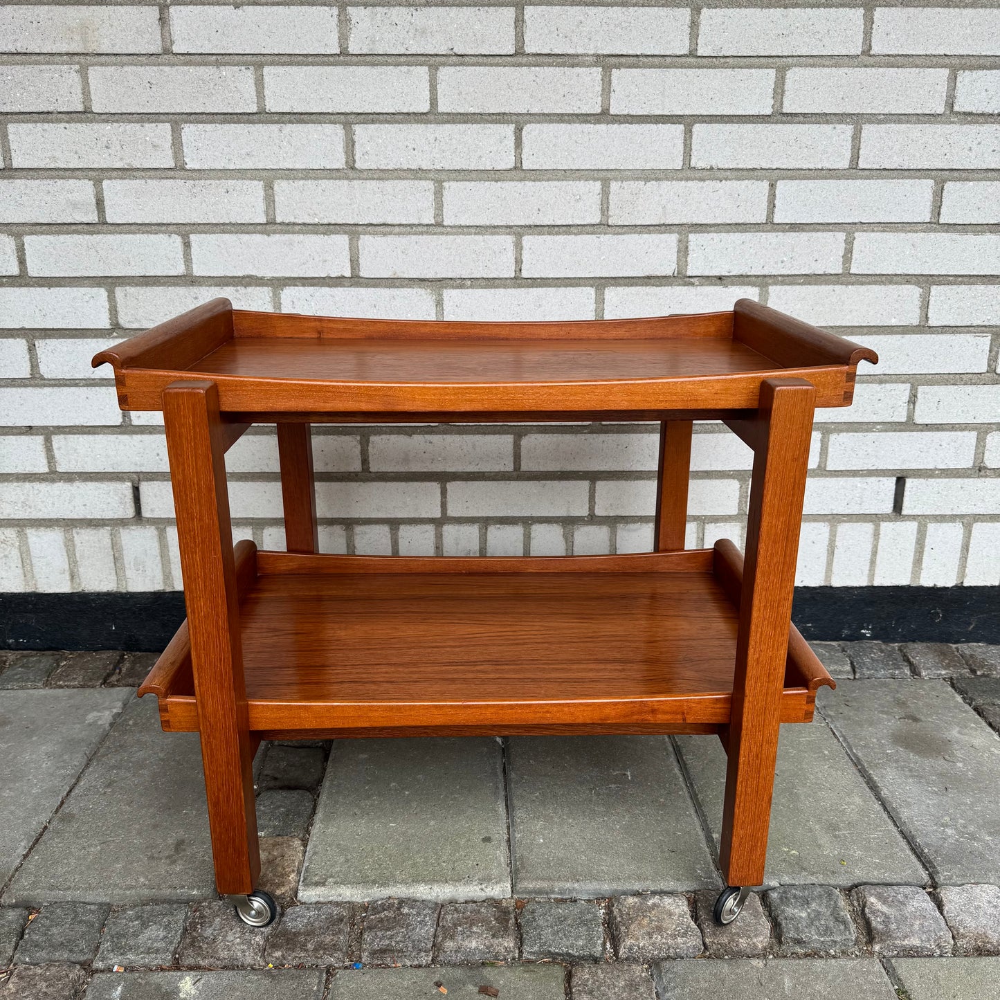 Serveringsvagn i teak med löstagbara brickor