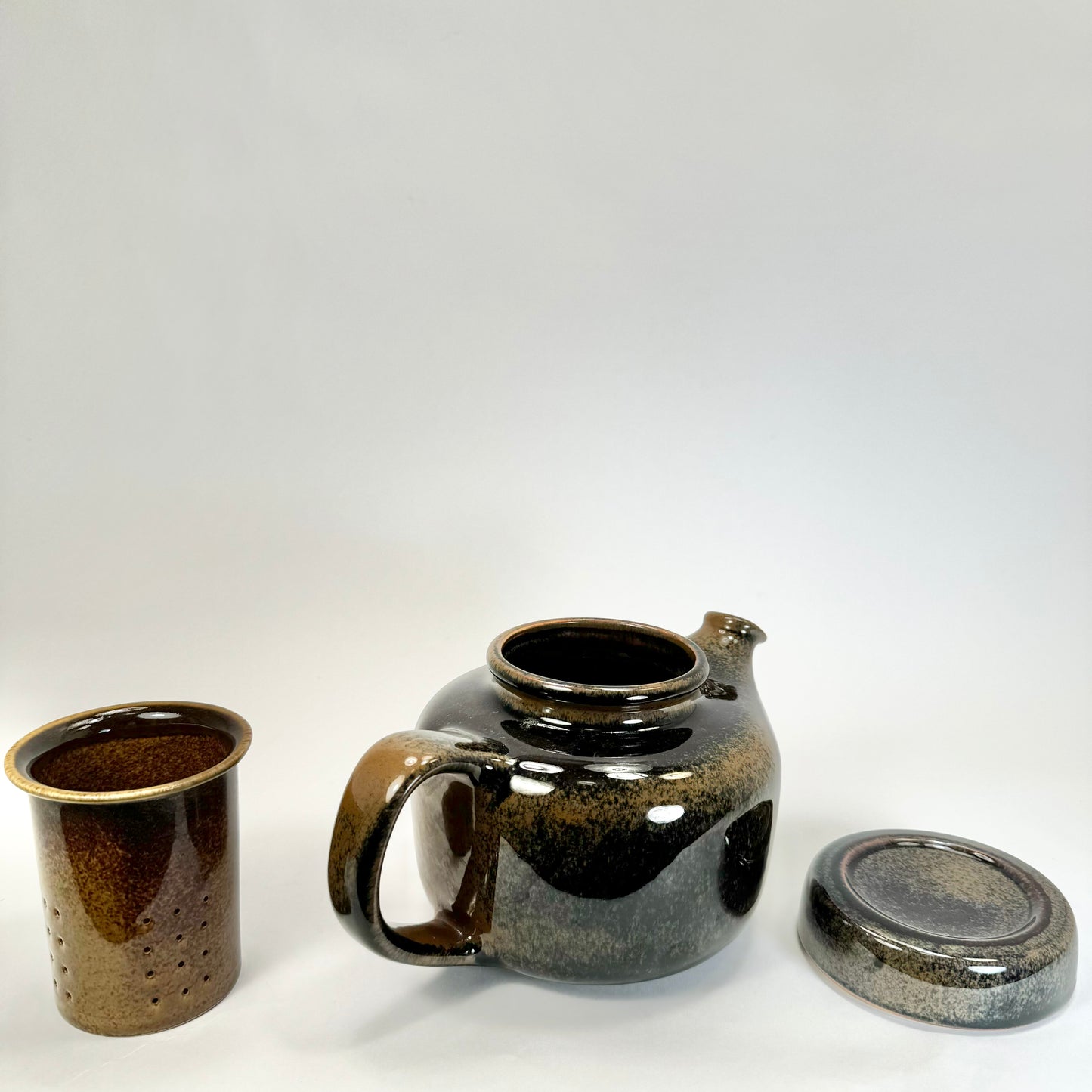 Tea pottle by Ulla Procopé