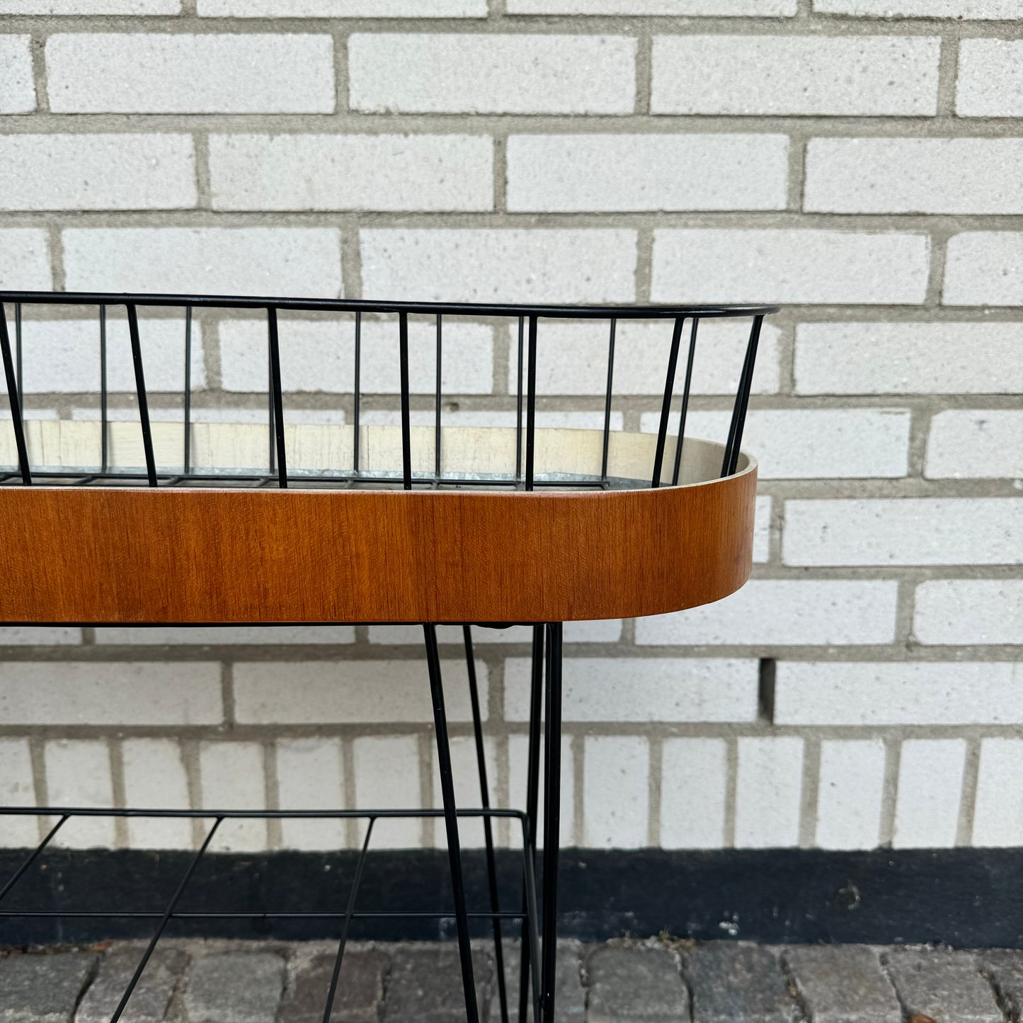 Flower table in teak