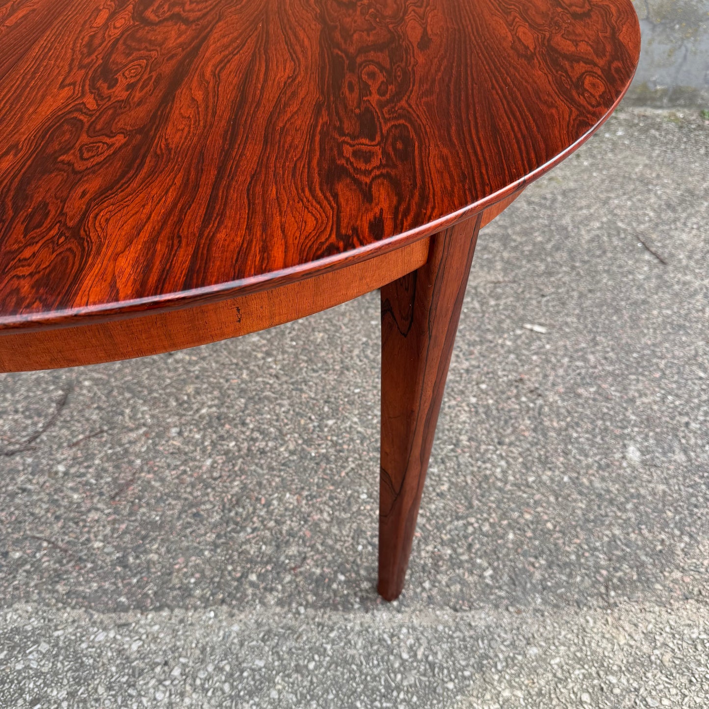 Matbord med tre inläggsskivor av Henning kjærnulf