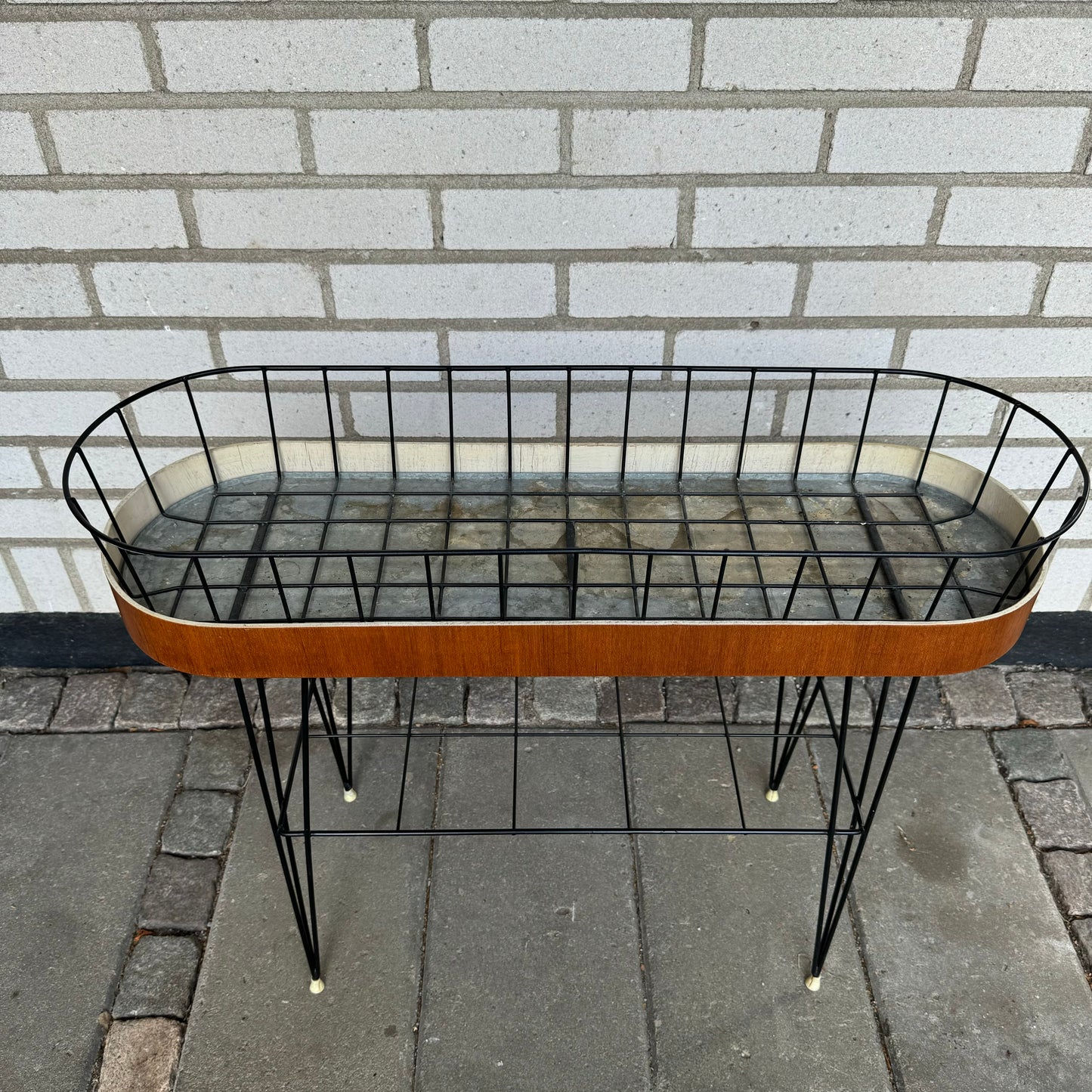 Flower table in teak