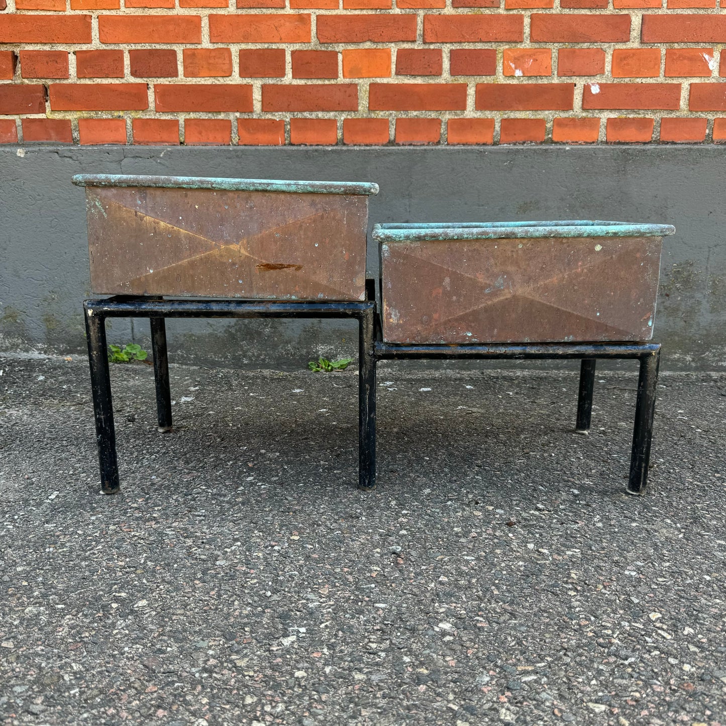 Flower table in copper and steel