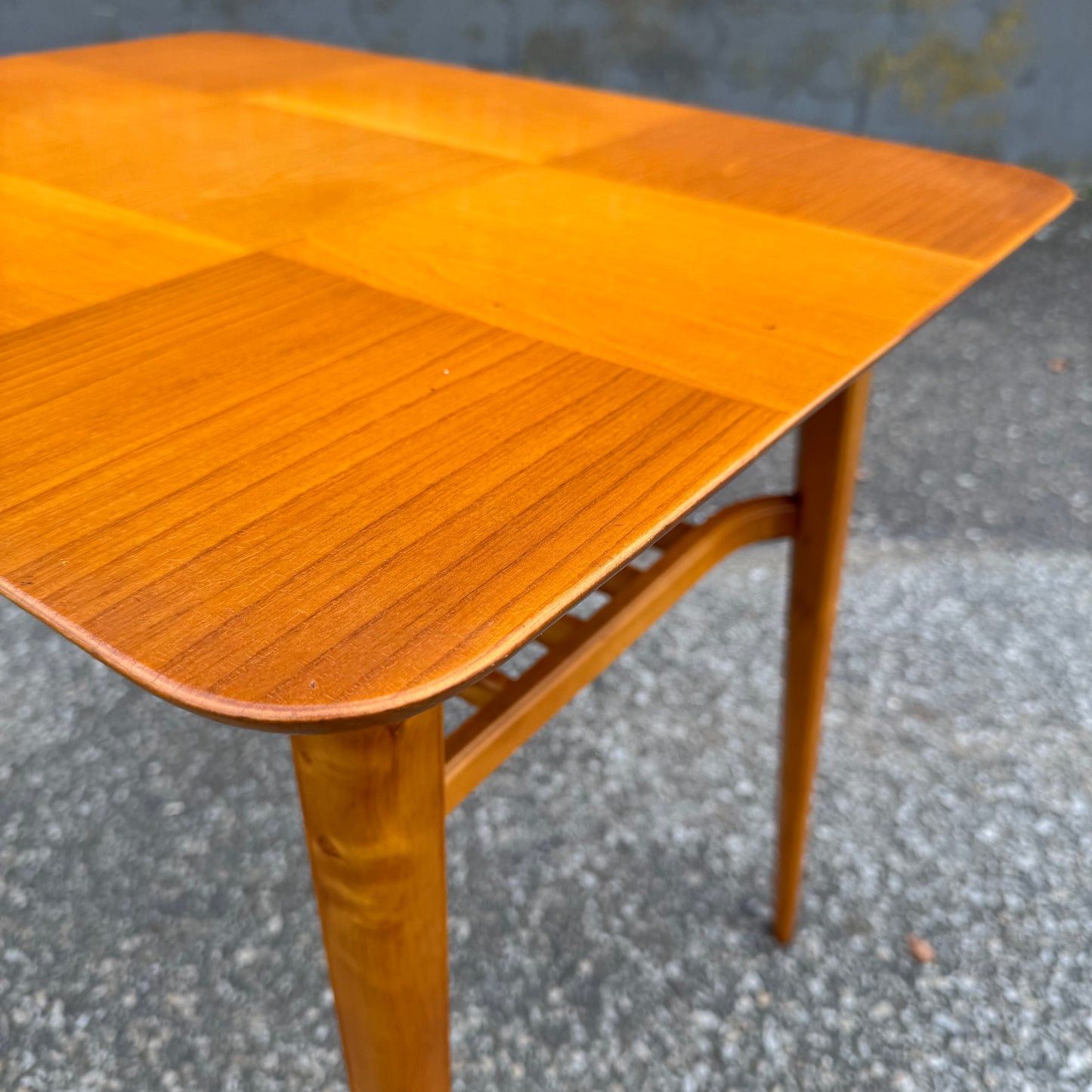 50-tals bord i alm med hyllplan