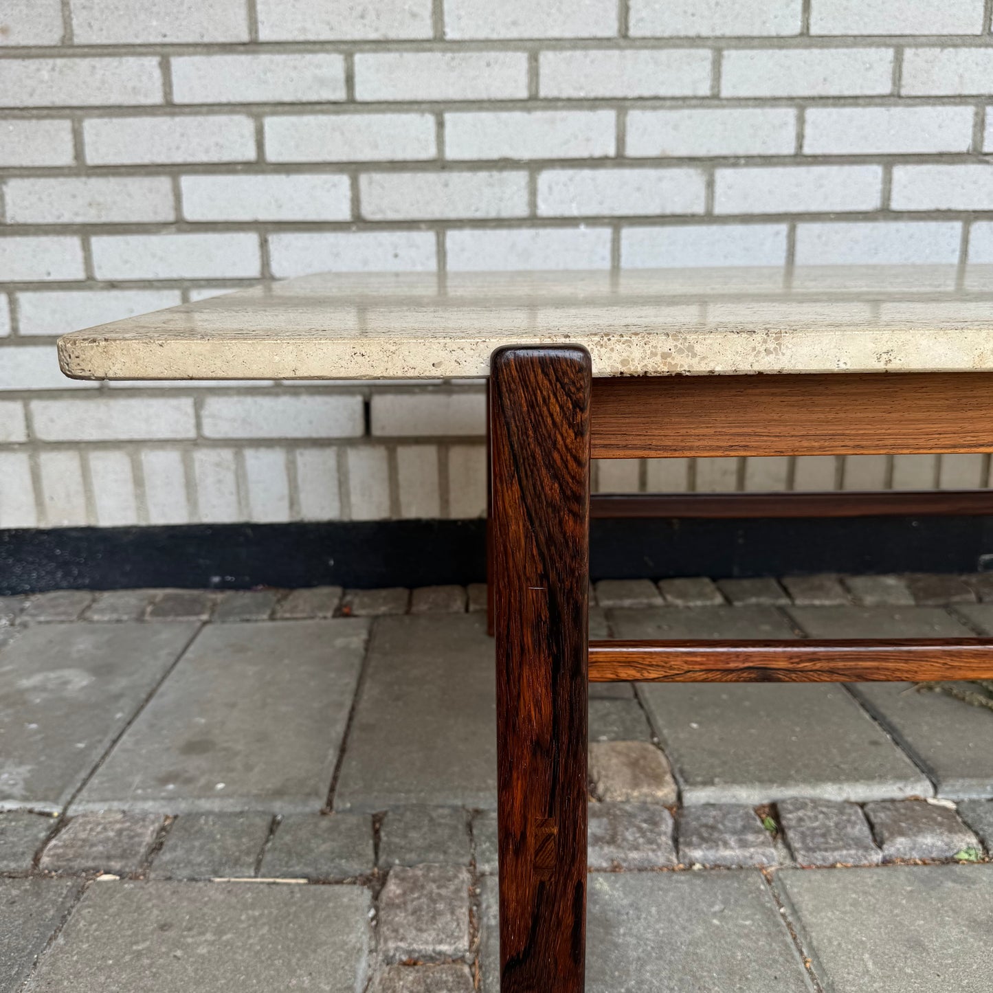 Soffbord i travertin av Inge Davidsson