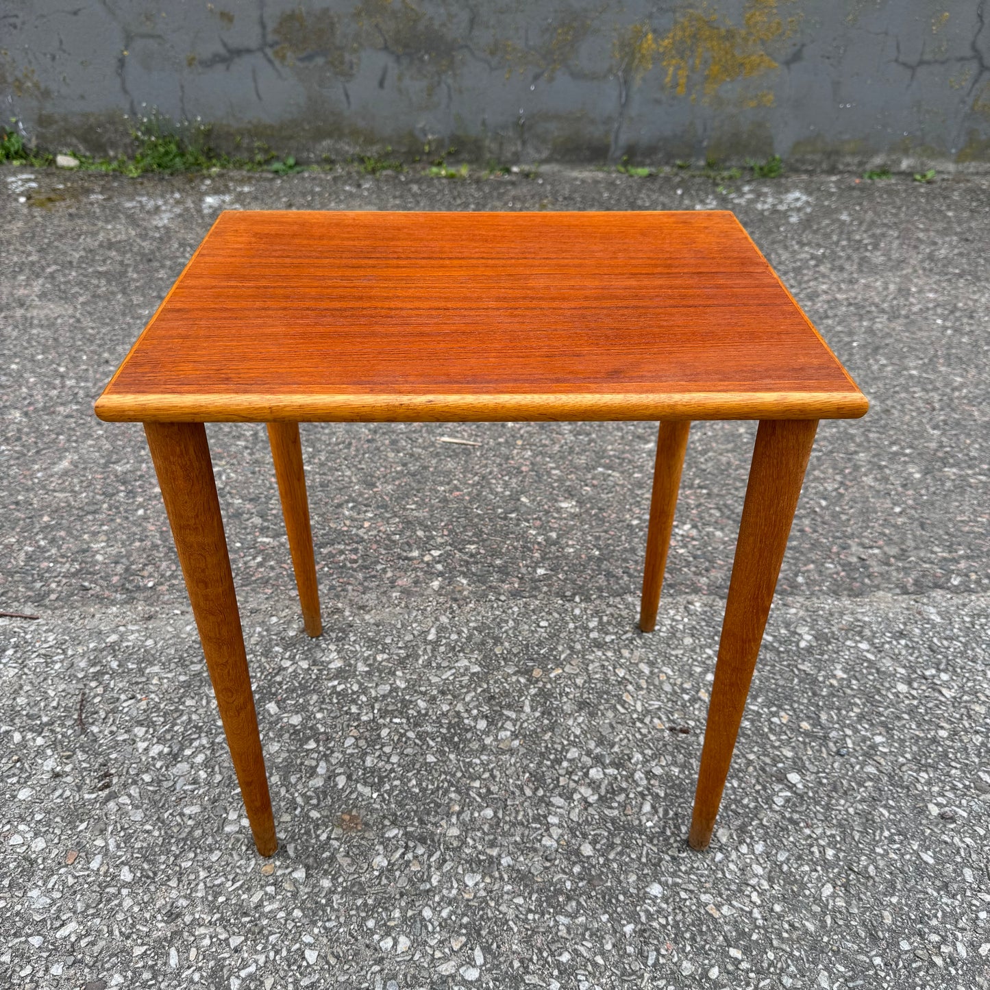 Mindre sidobord i teak och ek
