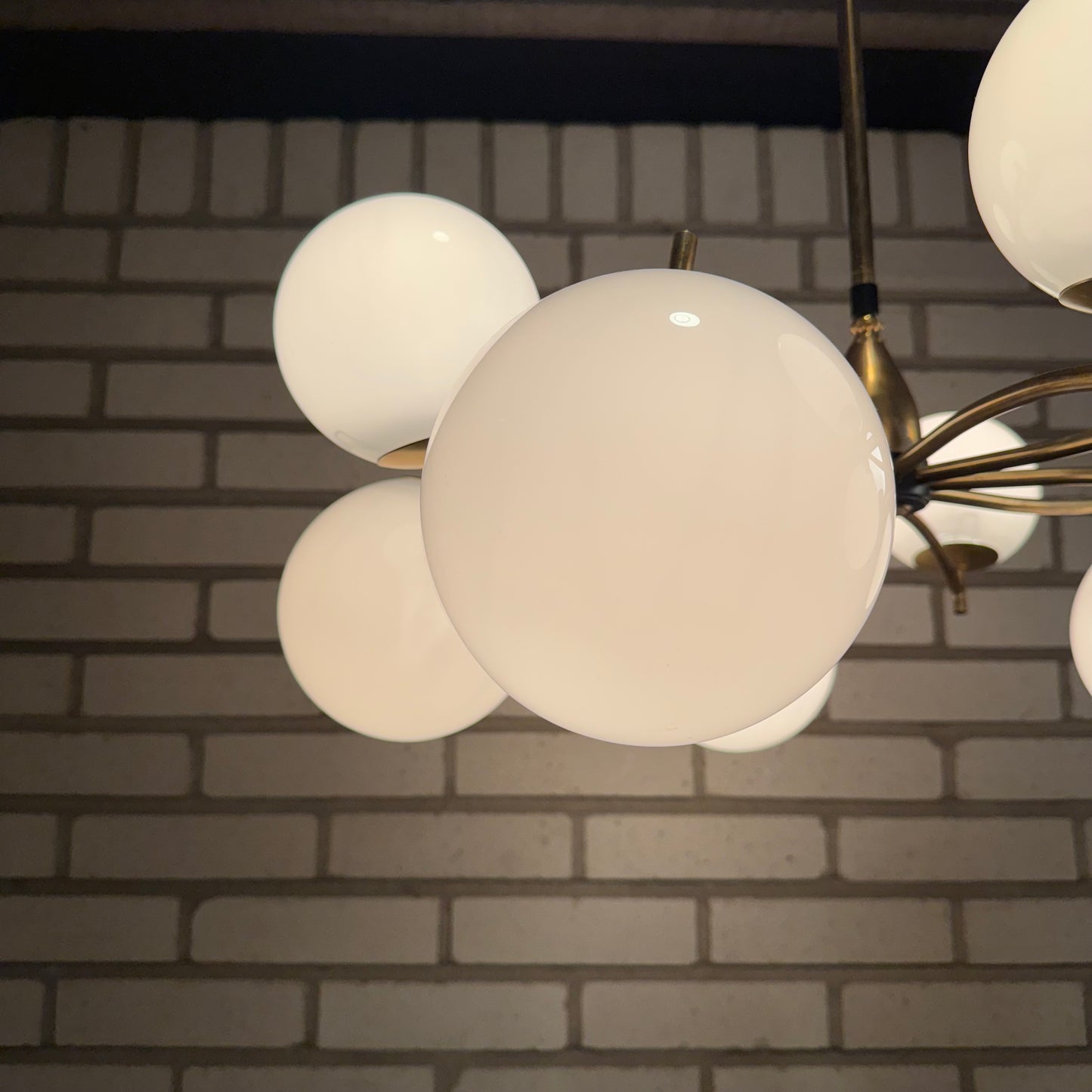 Större taklampa med nio ljuskällor