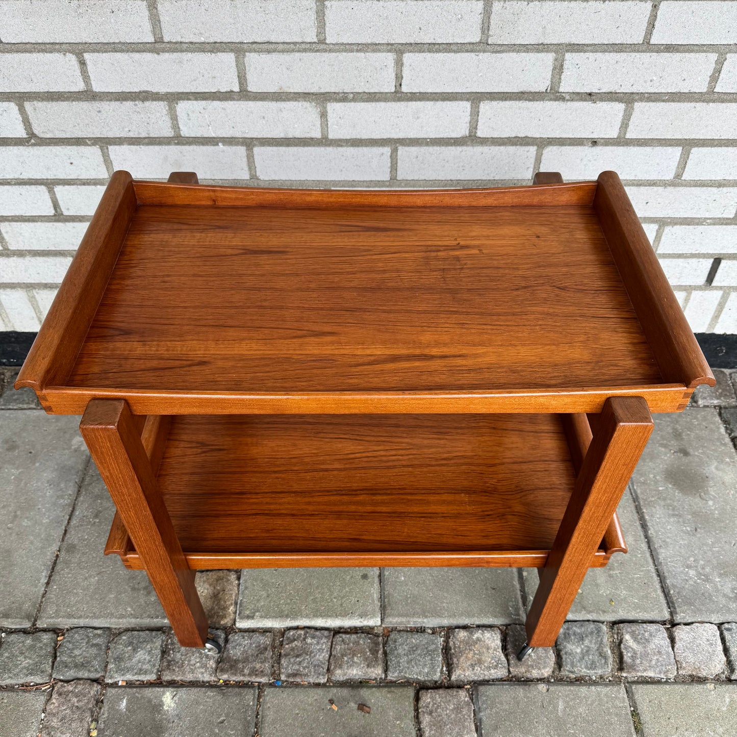 Serveringsvagn i teak med löstagbara brickor