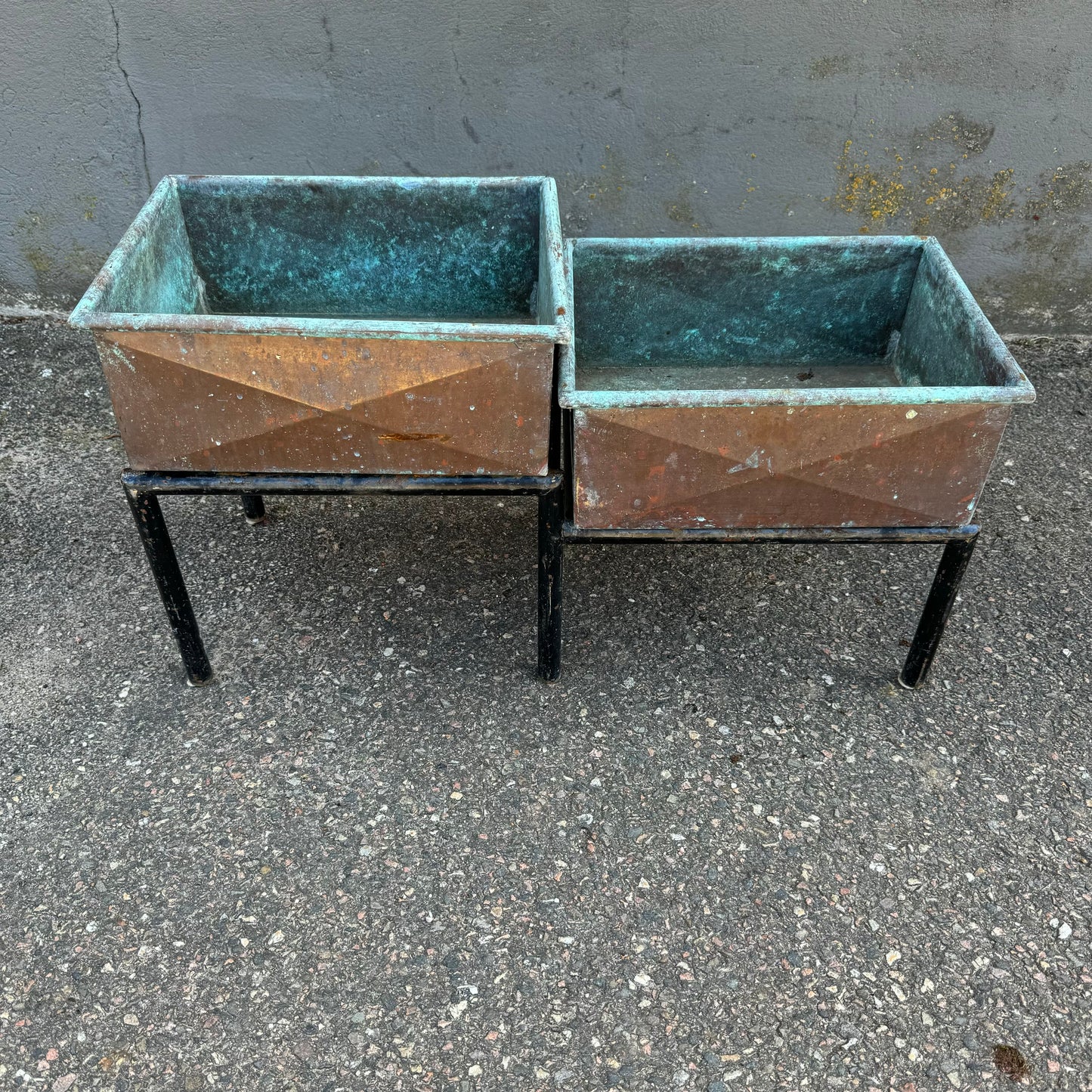 Flower table in copper and steel