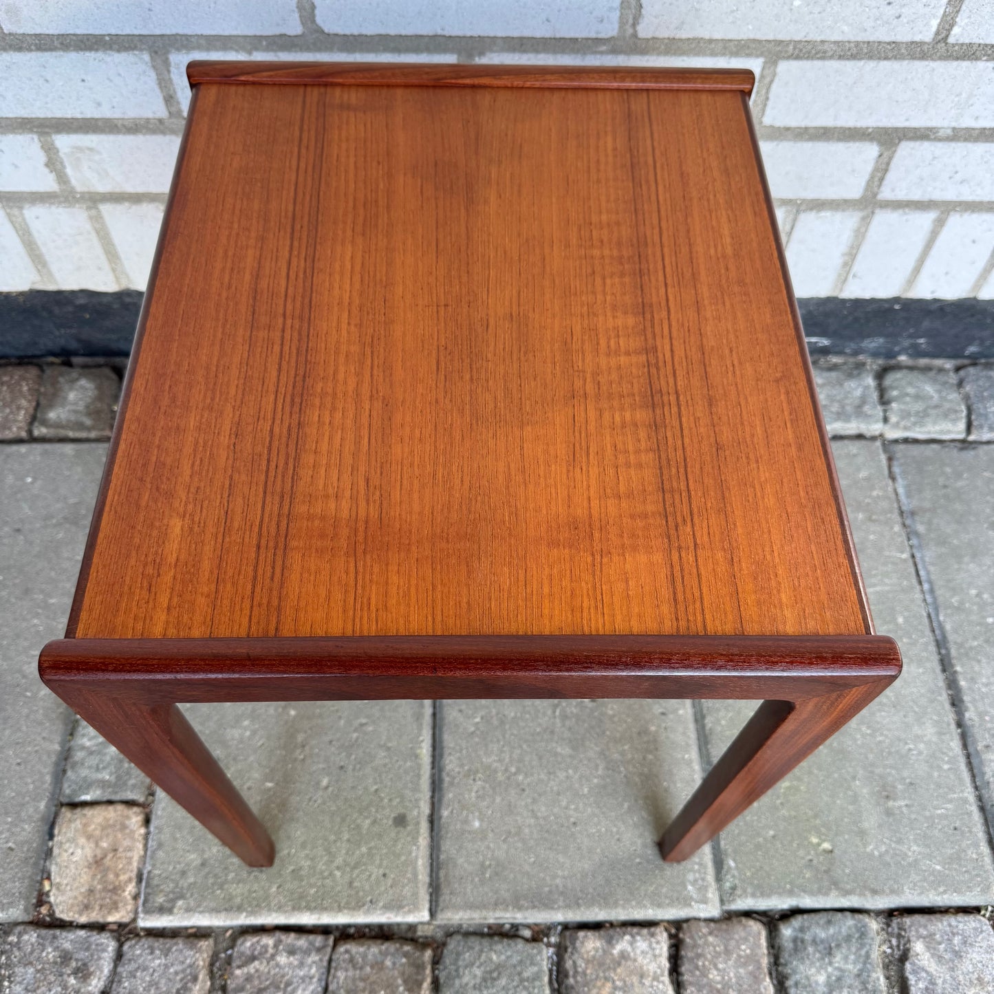 Nätt sidobord i teak