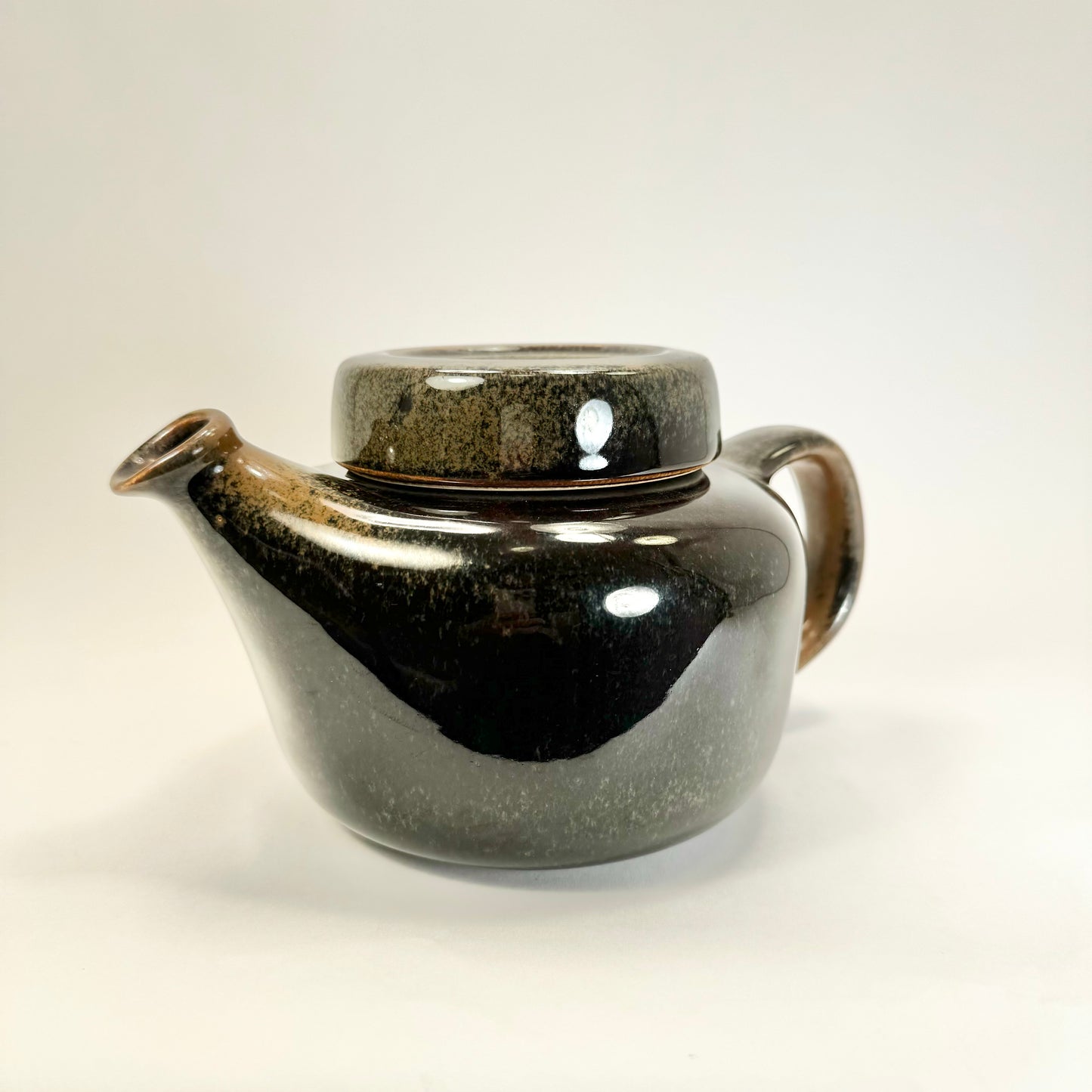 Tea pottle by Ulla Procopé