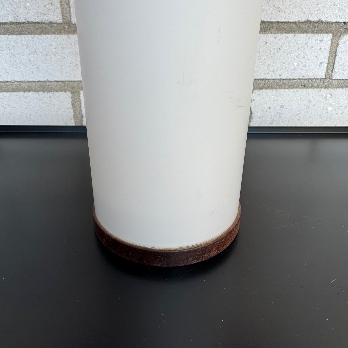 Bordslampa av Uno & Östen Kristiansson för LUXUS