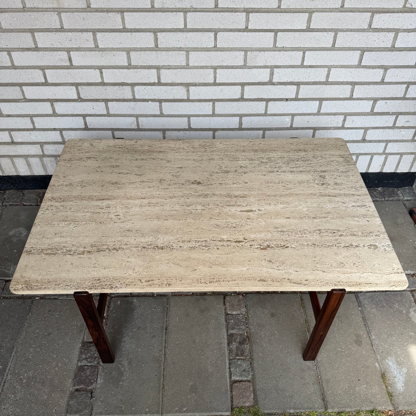 Soffbord i travertin av Inge Davidsson