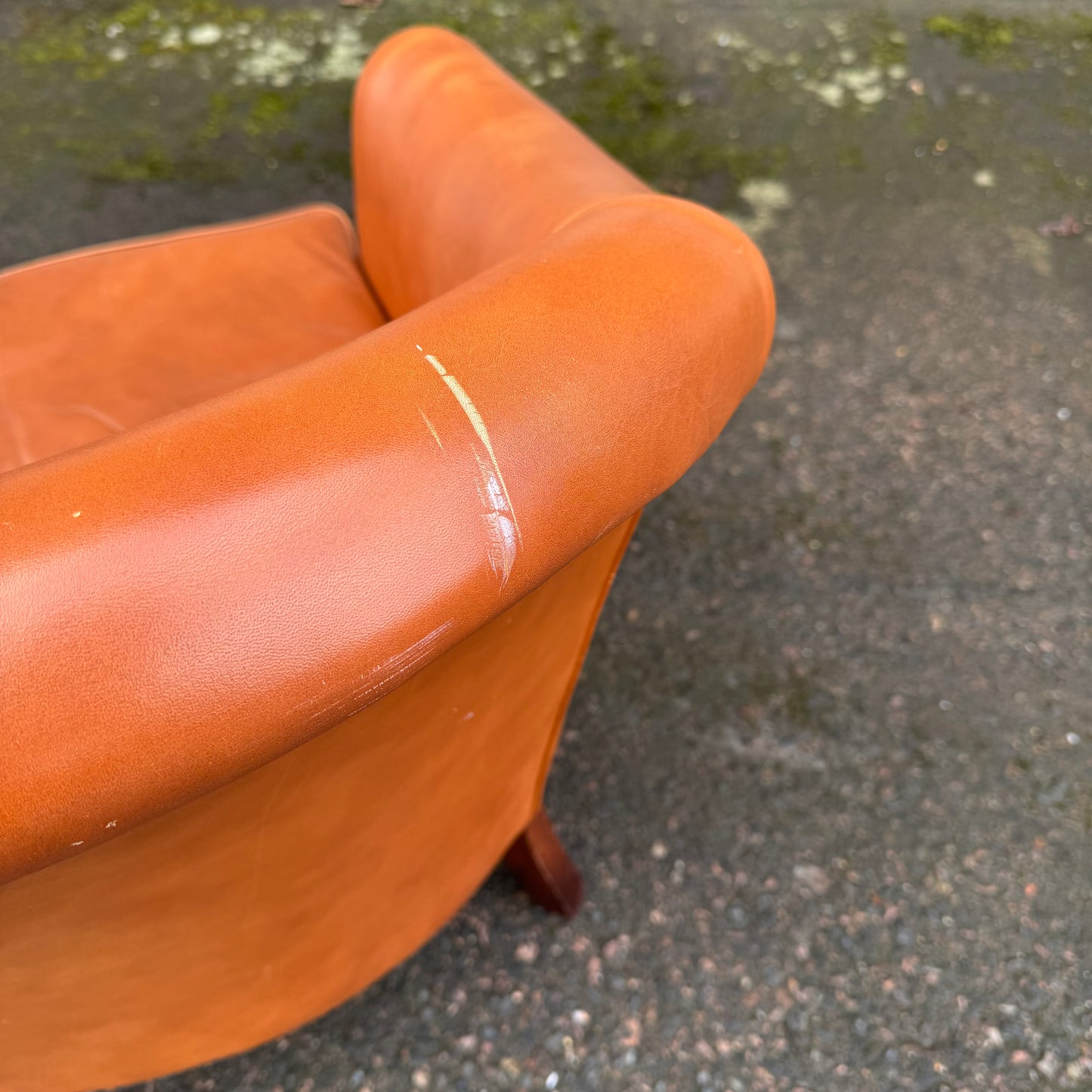 Paret clubfåtöljer i skinn