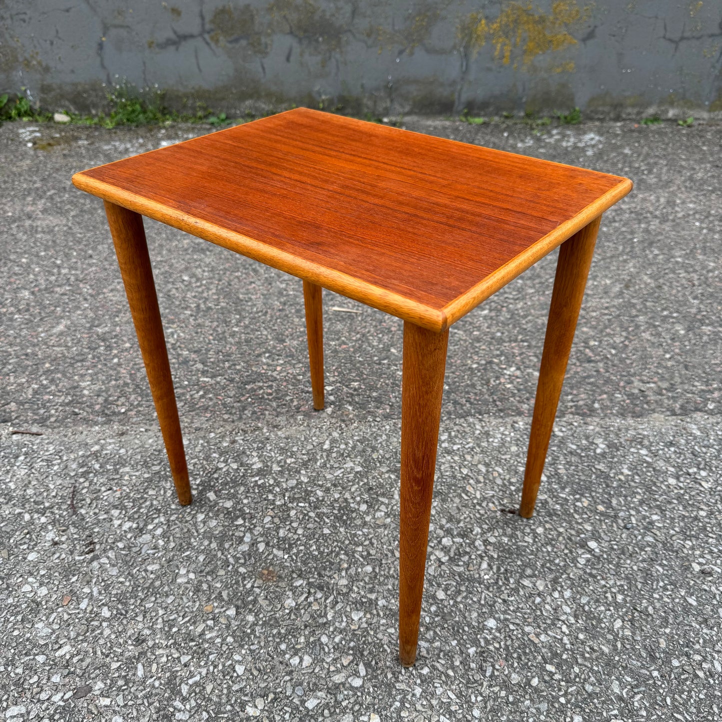 Mindre sidobord i teak och ek