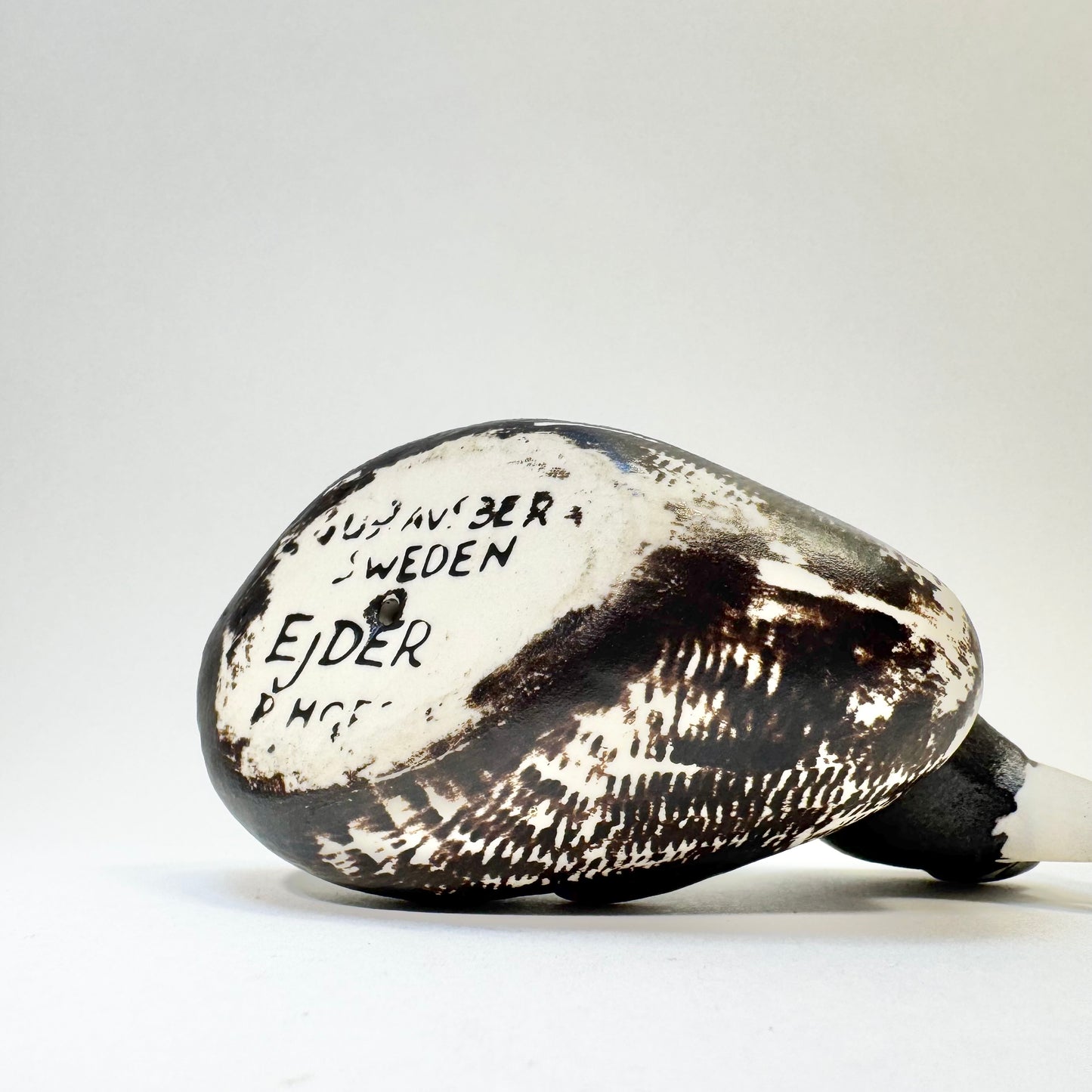 Figurinen ”ejder” av Paul Hoff för Gustavsberg