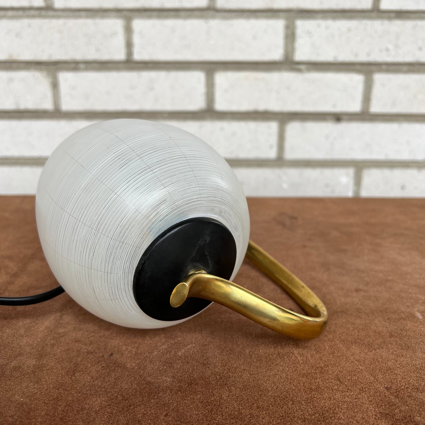 Wall lamp with brass detail