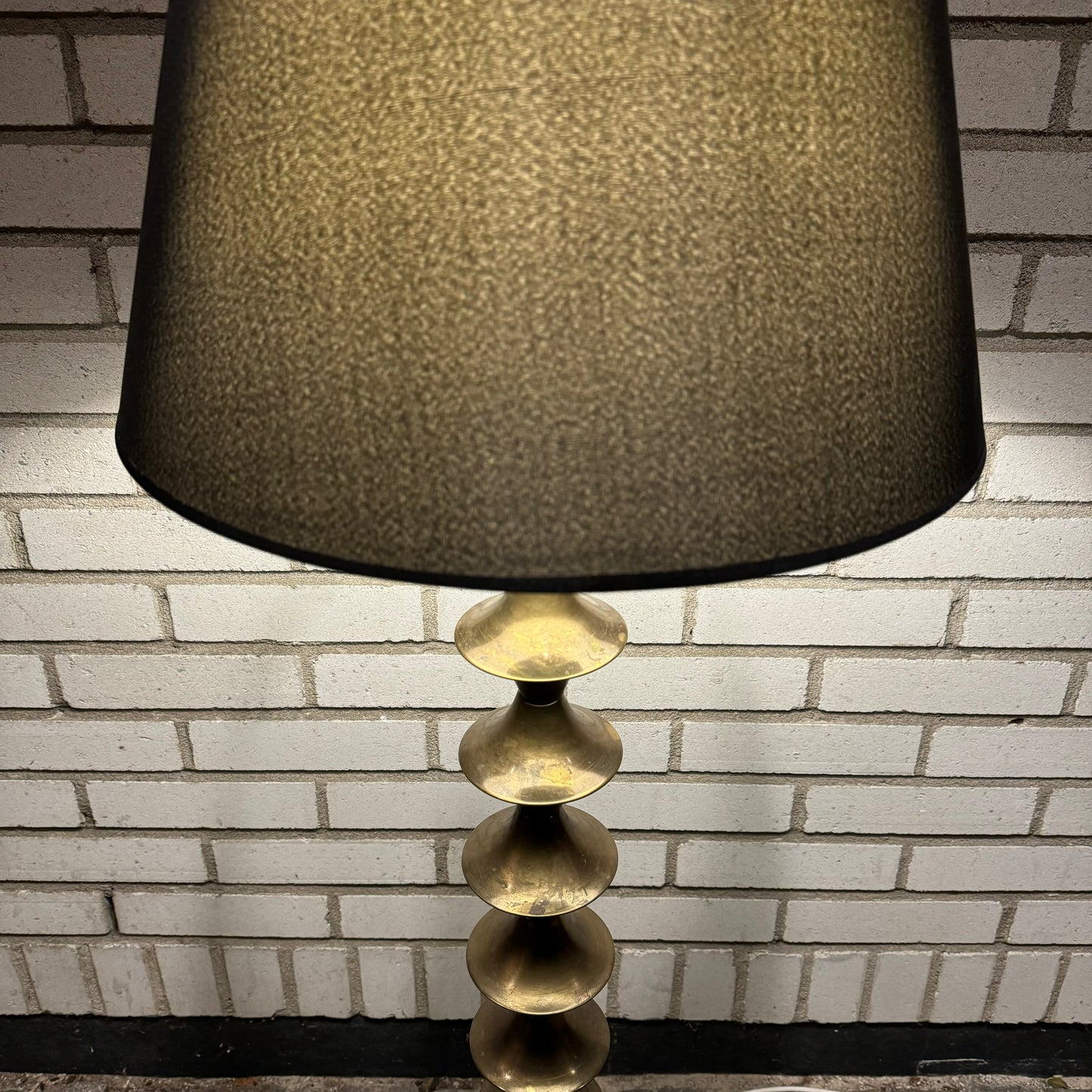 Golvlampa i mässing från Elite Ab