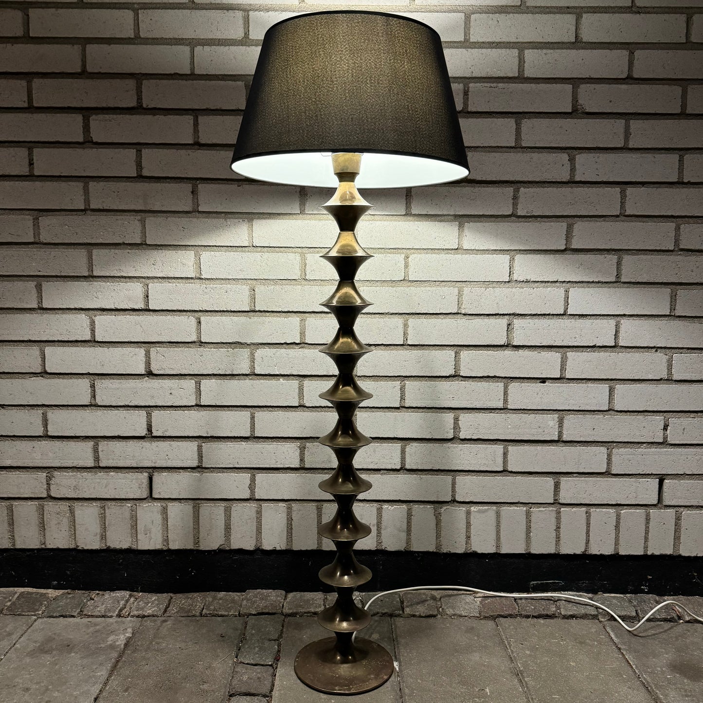 Golvlampa i mässing från Elite Ab