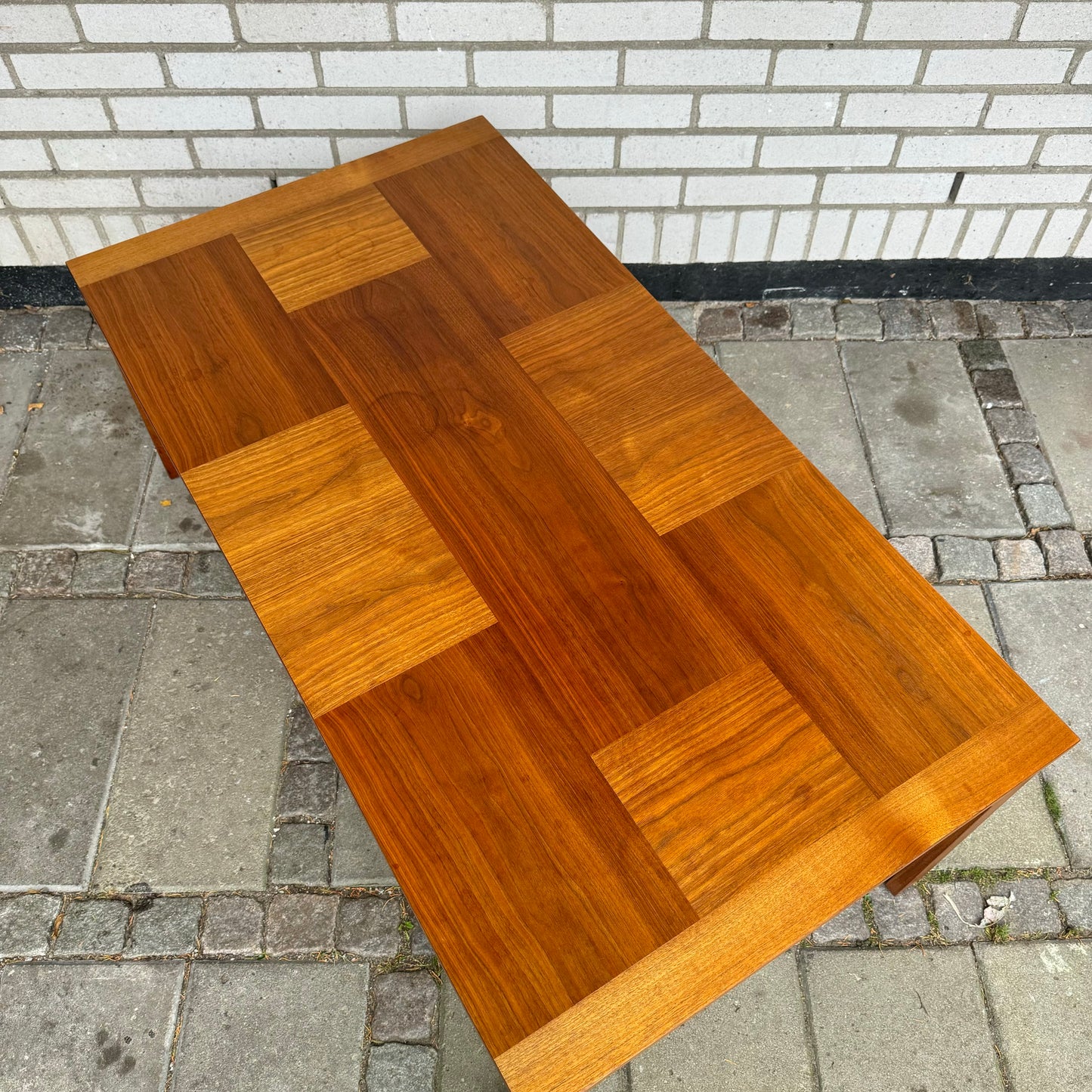 Soffbord med ”svävande” bordsskiva