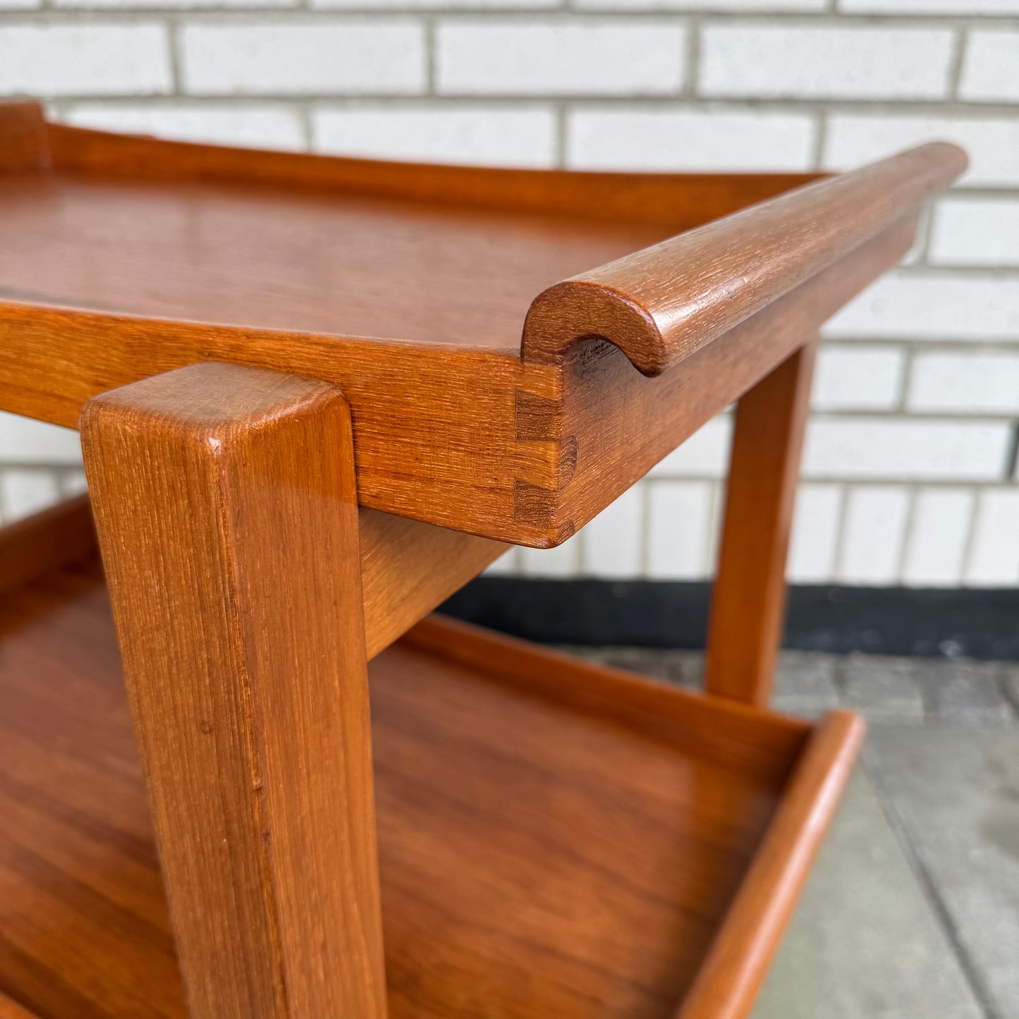 Serveringsvagn i teak med löstagbara brickor