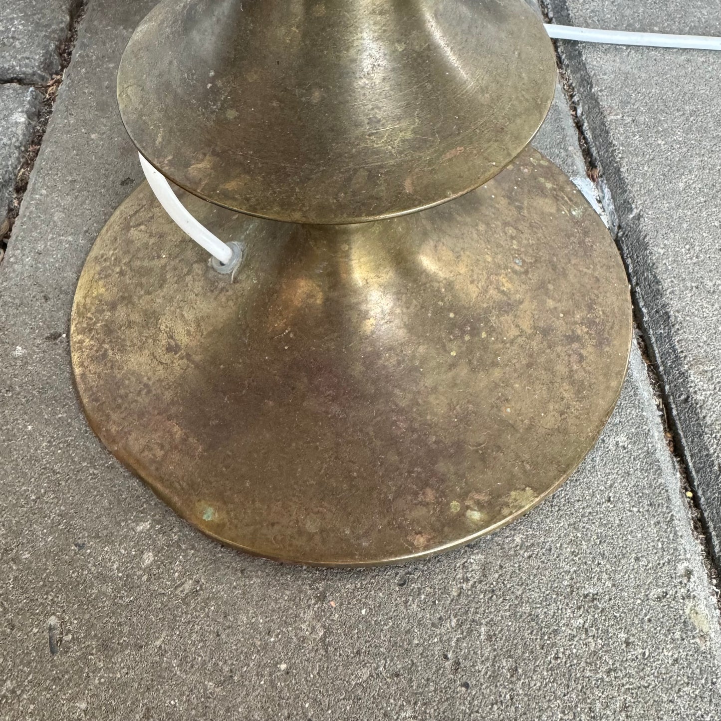 Golvlampa i mässing från Elite Ab