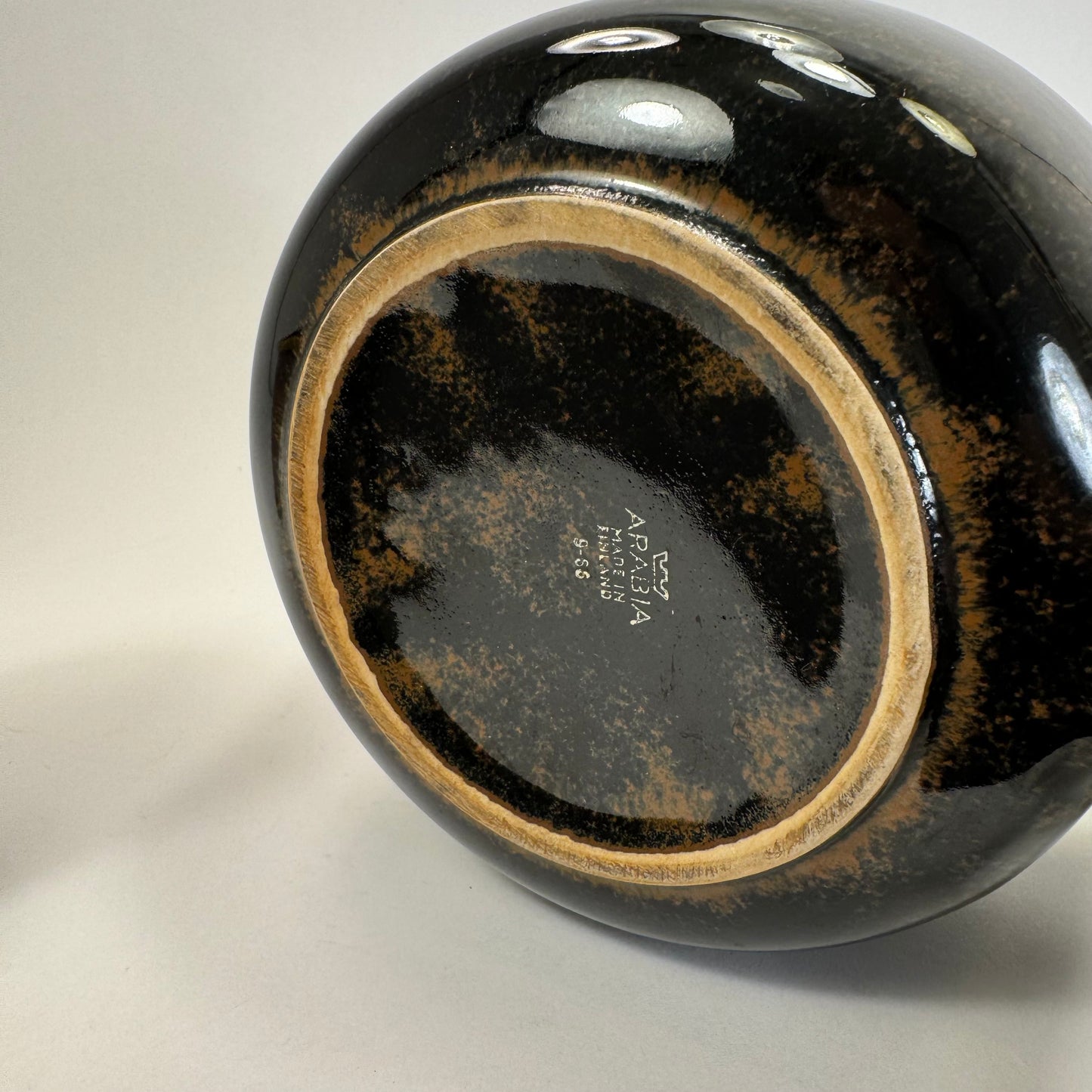 Tea pottle by Ulla Procopé