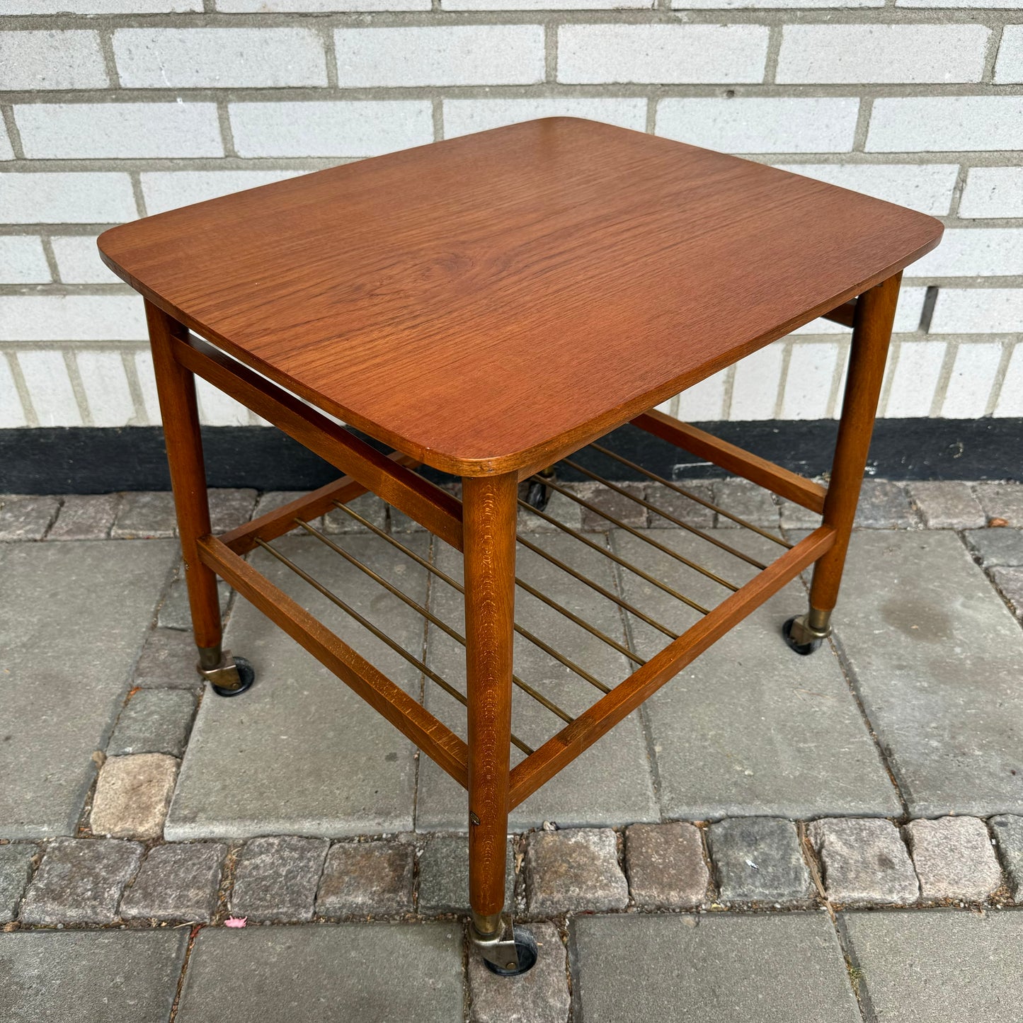 Sidetable with brass shelf