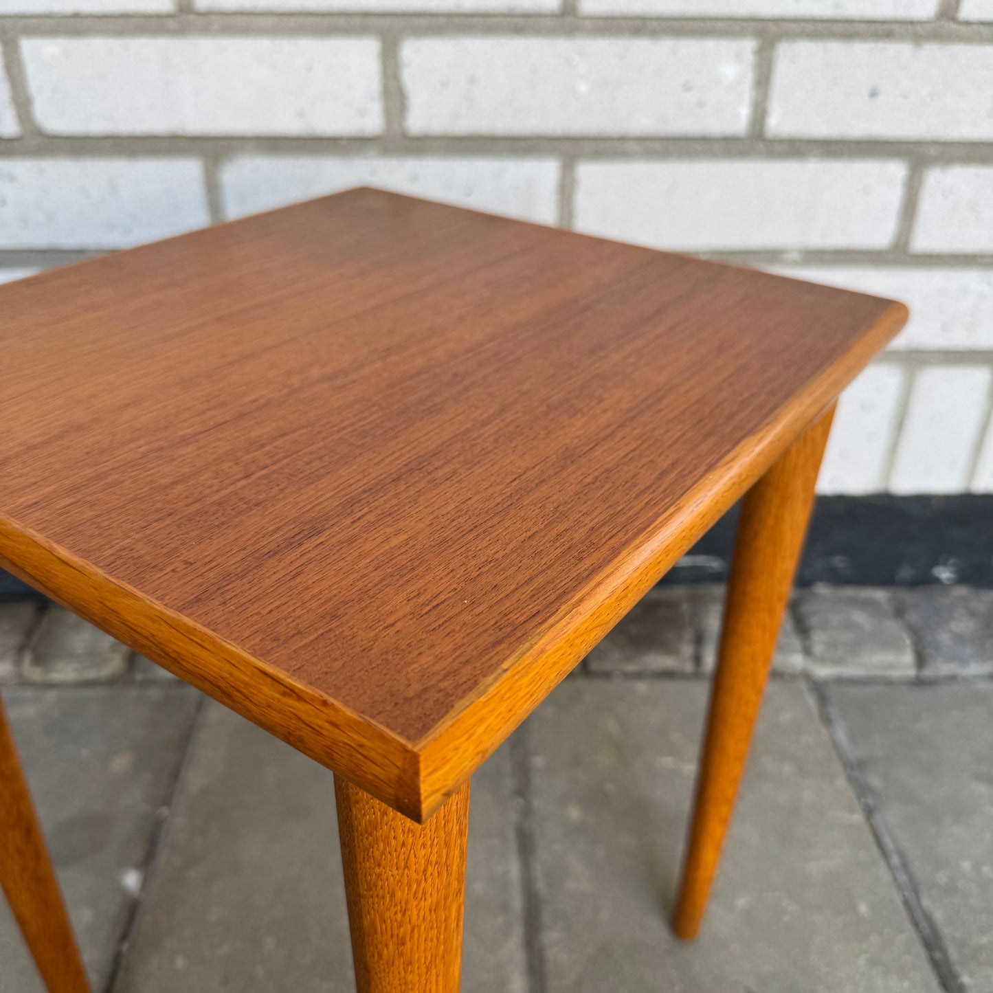 Nätt sidobord i teak och bok