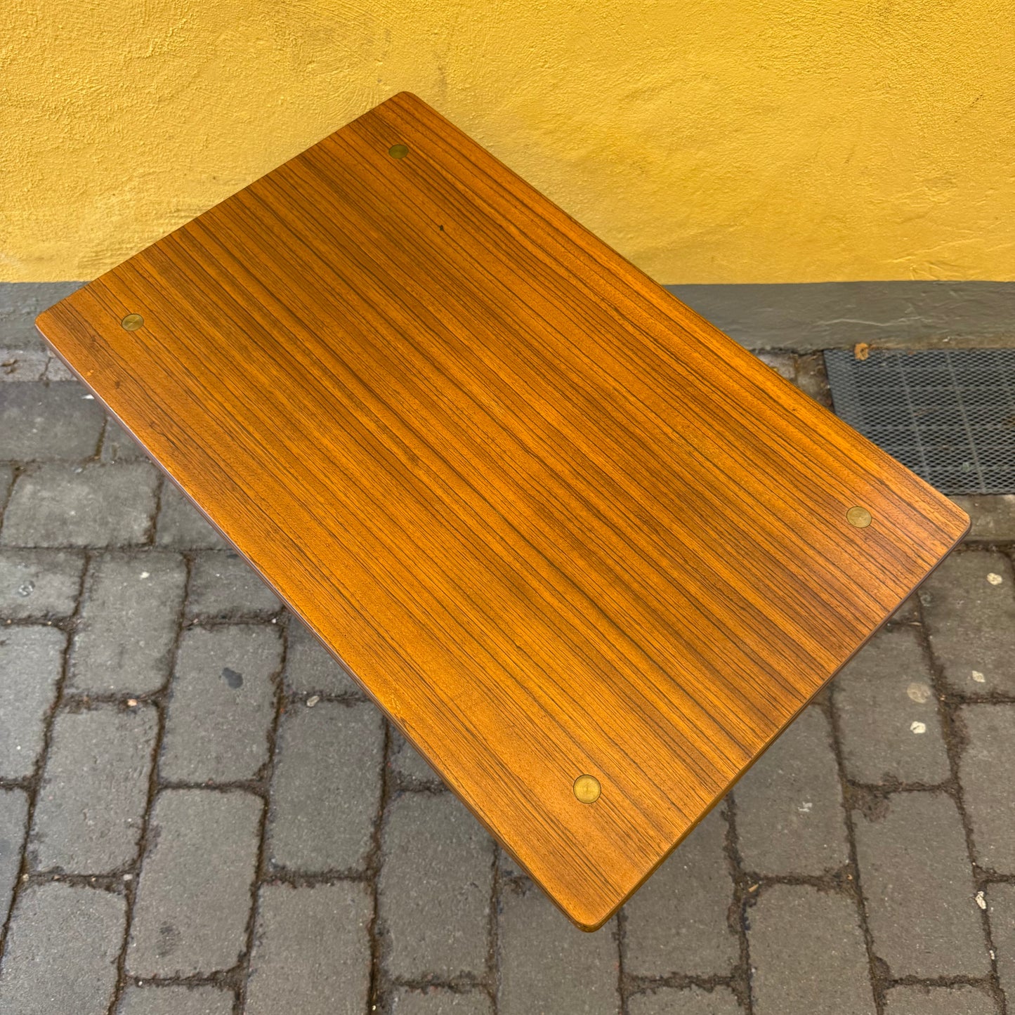 Sidobord med mässingsetaljer