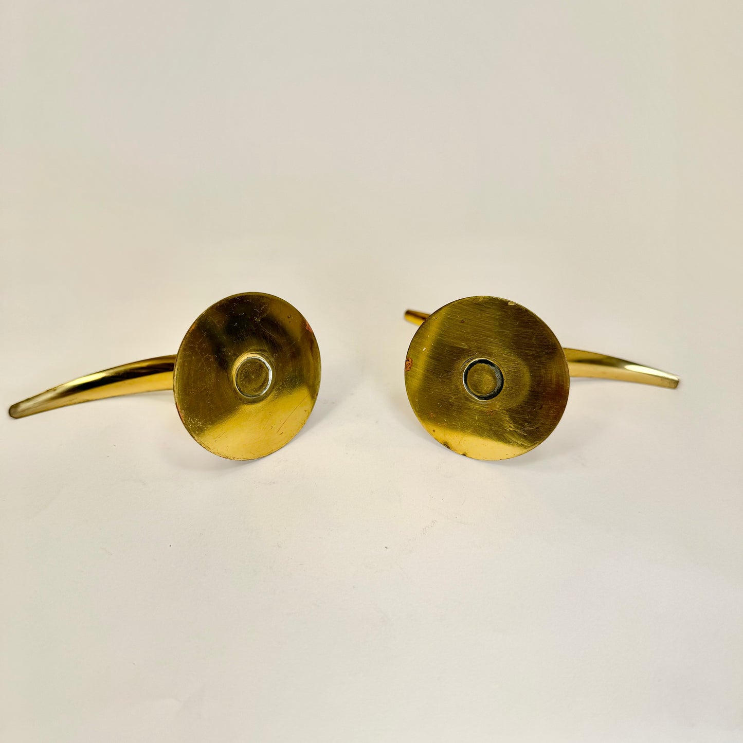 Paret ljusstakar liknande liljanmodellen