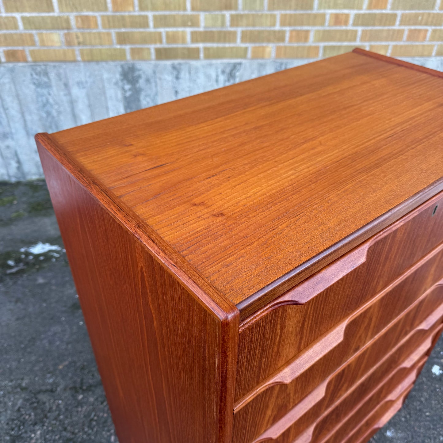 Större byrå i teak