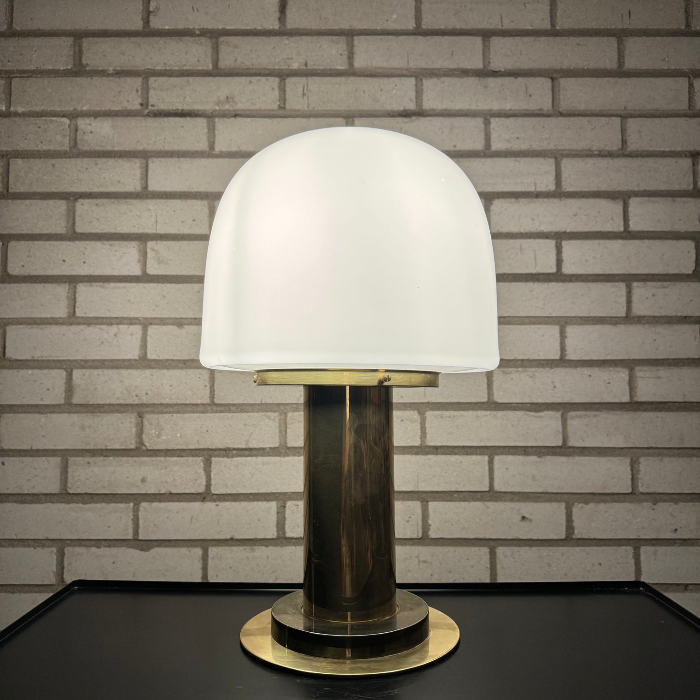 Stor bordslampa i glas o mässing från Limburg
