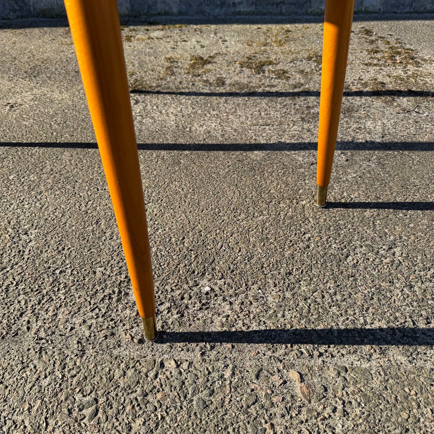 Nätt soffbord i teak och bok