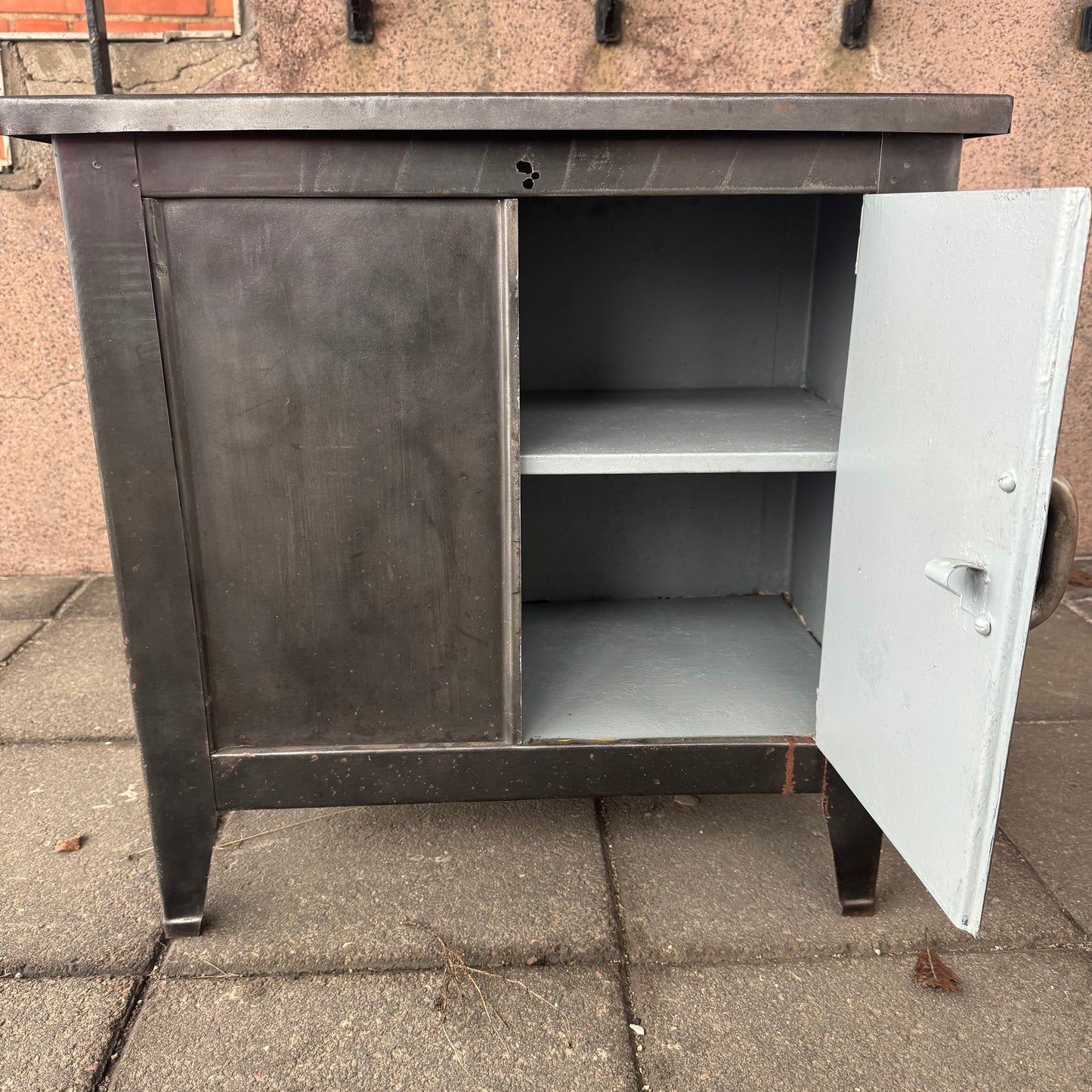 Restaurerat skåp i metall