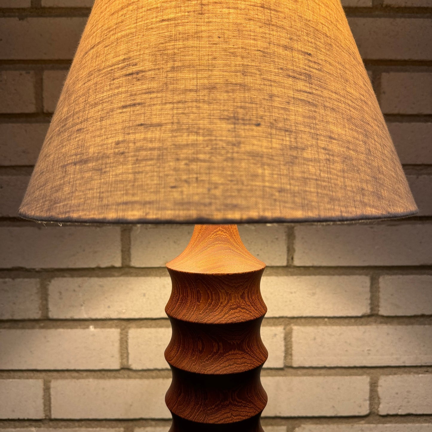 Bordslampa i teak