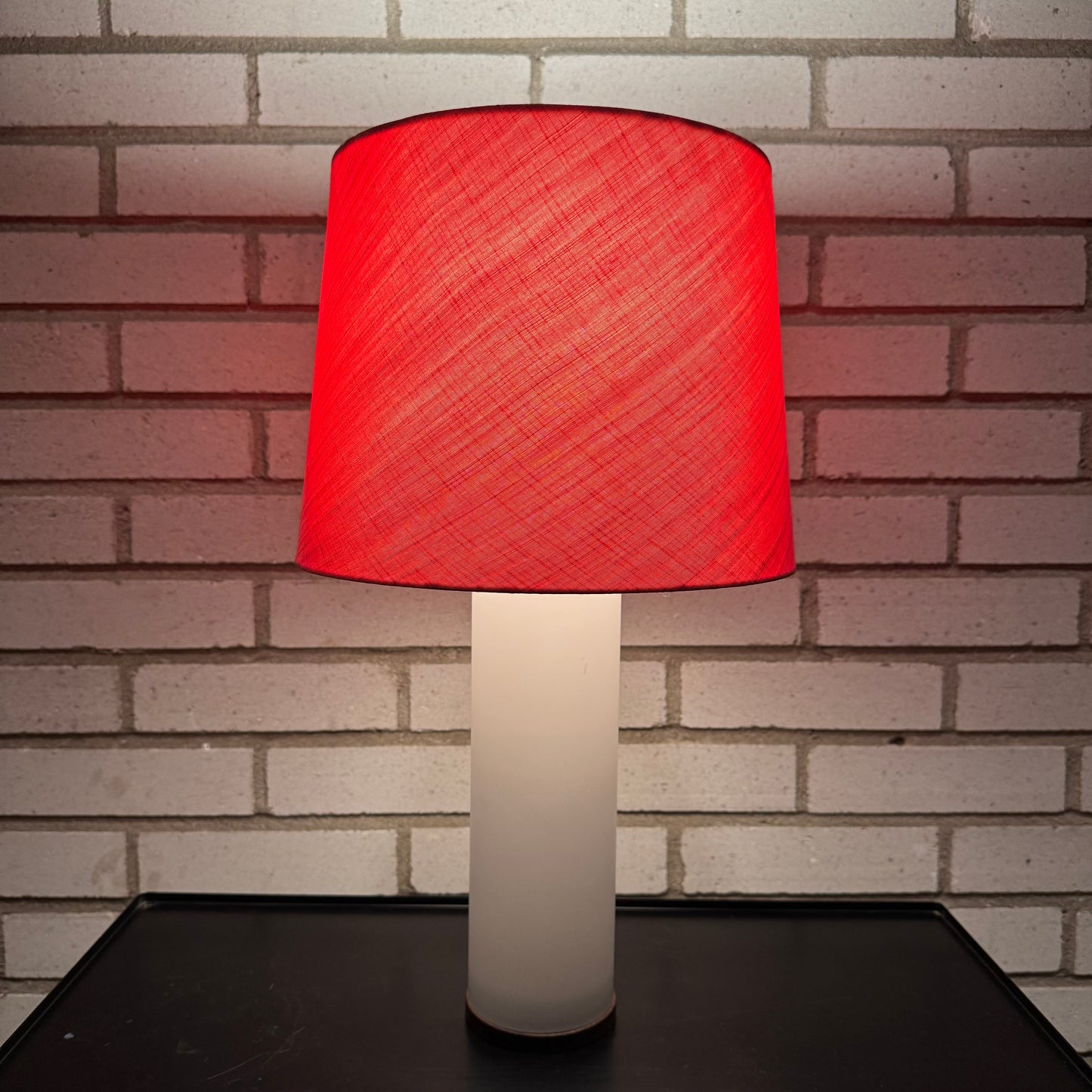 Bordslampa av Uno & Östen Kristiansson för LUXUS