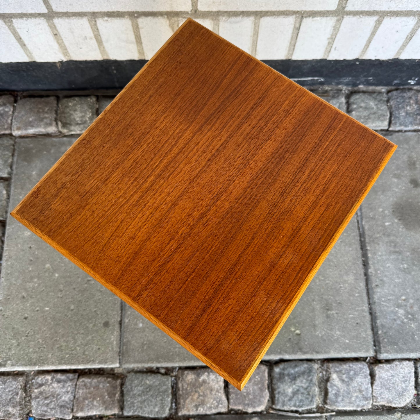 Nätt sidobord i teak och bok
